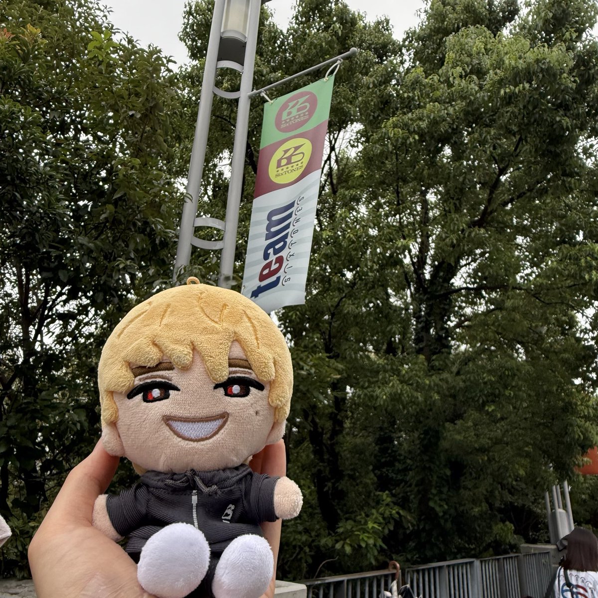 jcst666's tweet photo. 初スタジアム楽しかったなあ〜〜🏟️ 雨がすごかったけれど、逆に雨だからこその特別な体験だった！ とにかくSixTONESたちが楽しそうで、それがより楽しくて嬉しかったなあ。じゅりくんに頼まれたので今後もてるてる坊主は作ろうと思います☔️
#SixTONES_MILESixTONES
#MILESixTONES_STadium ✏︎味の素 https://t.co/8PqmaHSZvt