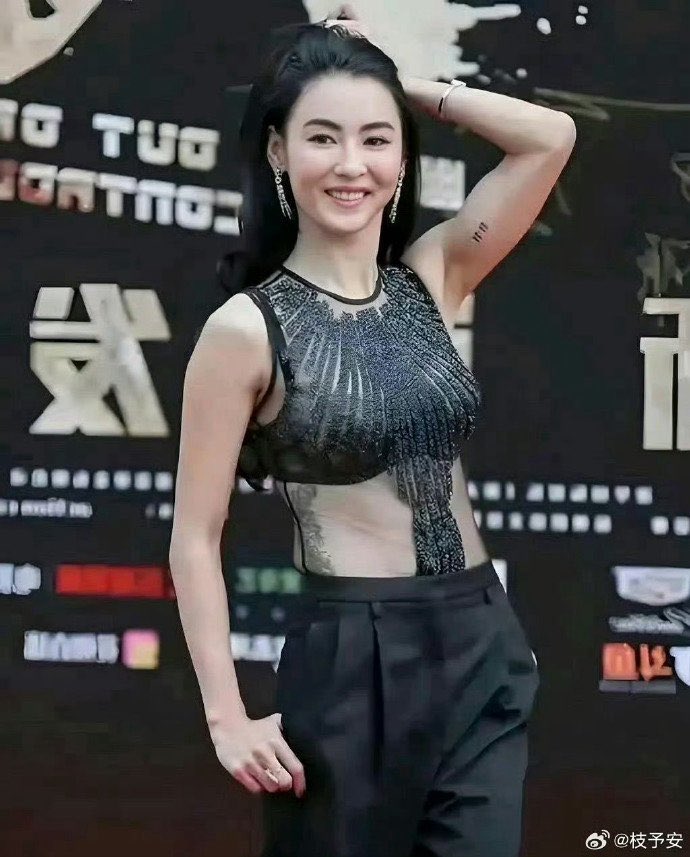 qinlan521's tweet photo. 很好奇张柏芝的纹身是什么意思，有人懂吗？ https://t.co/vYw9dAqyBx