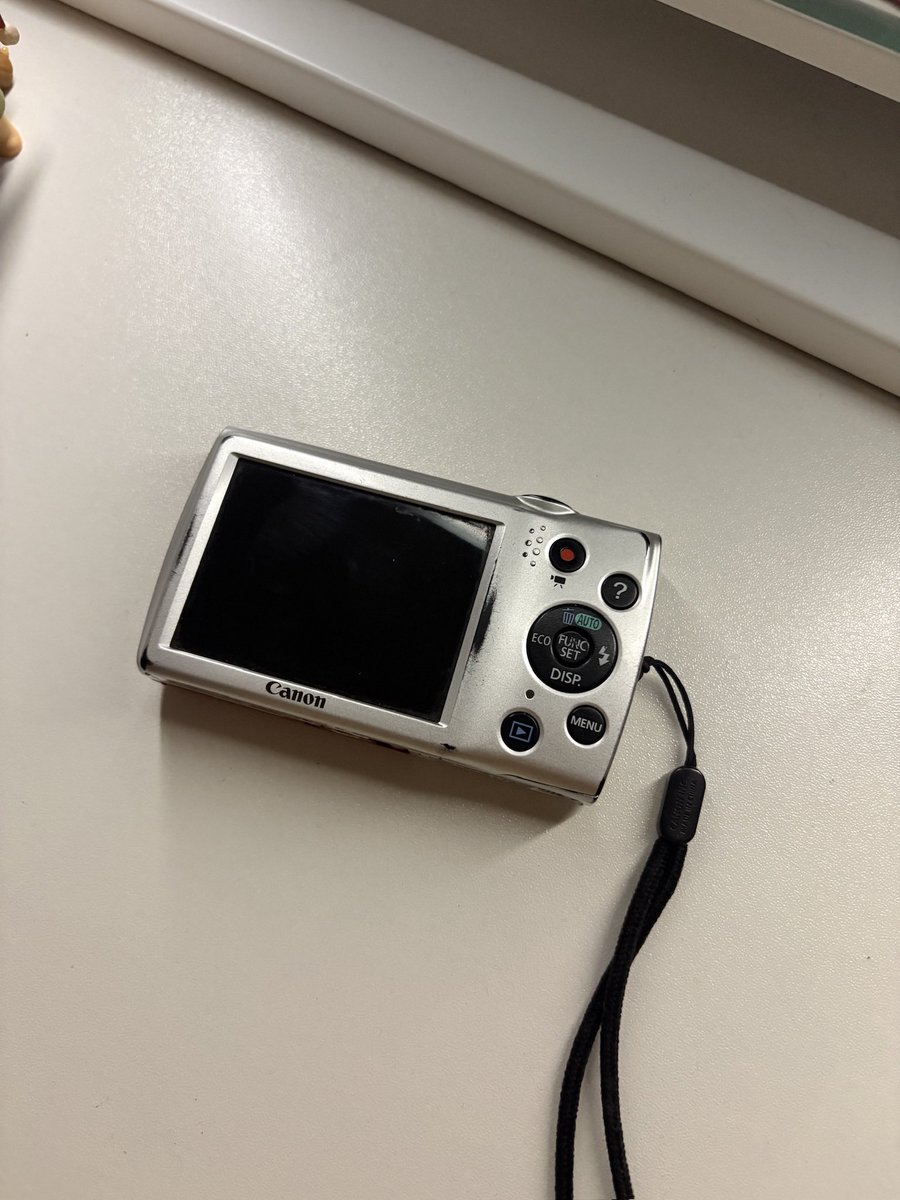 matchaeyah's tweet photo. WTS | Canon Powershot A2500

- 16 megapixels
- 5x optical zoom lens

issues: lens dust when zoomed in, no cover on the usb port,&amp;  minimal black spots on the exterior of the camera 

inclusions:
- sd card
- battery
- charger

mop: gcash 
mod: lalamove/j&amp;t https://t.co/JY0BHtr23X