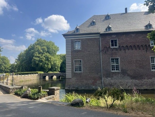 LydiaCLee's tweet photo. Schloss Wissen - a night in the castle https://t.co/YXol2xuTMx #Germany #Weeze #LowerRhine #WeekendReflection https://t.co/Daho3gpMi6