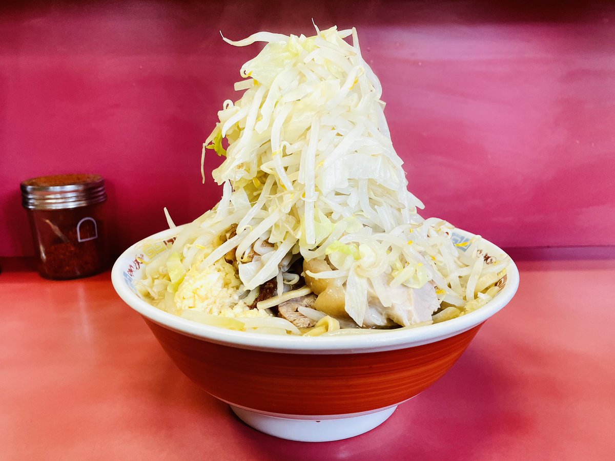 oishiidesyo's tweet photo. ラーメン二郎 ひばりヶ丘駅前店
大ラーメン(全部)
アブラのコーラ煮

並んでいるときは「今日は少なめでもいいかもな」なんて考えながらも、いざ券売機の前に立つと、大の食券を購入している。完食後には「大にして良かった」と心から思っている。だってこんなにも美味しいのだから。 https://t.co/yFK9fZwm3t