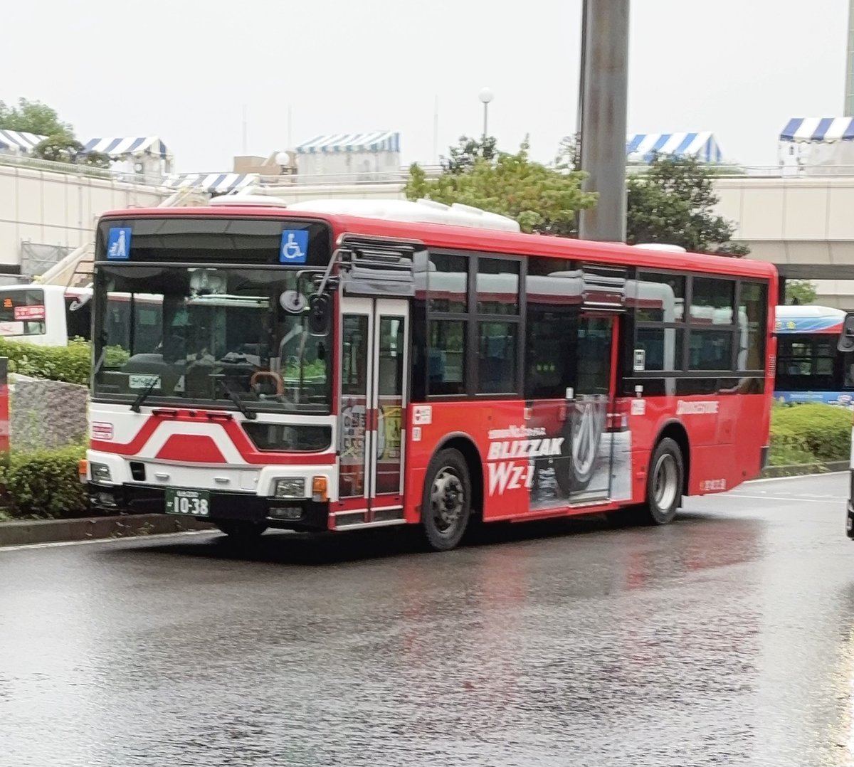 yuibtt's tweet photo. @Yonaka_tr ついさっき見れました🥹
あと、たった今すれ違ったM3274(冨)も真っ赤でした🙇‍♀️ https://t.co/gZ68i34Z2R