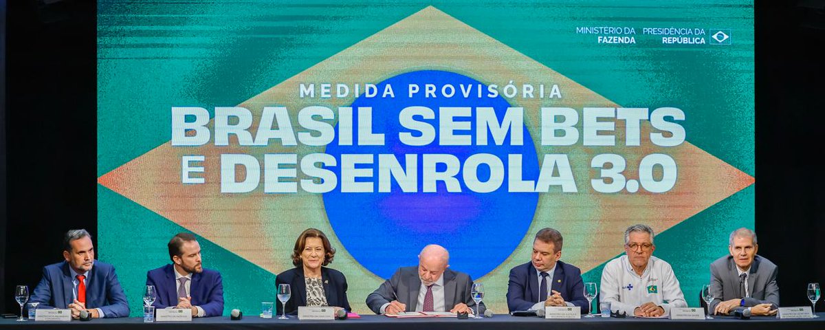 LulaOficial's tweet photo. Hoje o Brasil virou o jogo. 

Assinei uma Medida Provisória que proíbe todas as apostas esportivas e cassinos online no país. Uma medida dura, drástica e necessária. As bets tinham se tornado um câncer. Ou a gente tirava esse tumor ou ele ia acabar com a gente. 

As muitas conversas com especialistas e vítimas me fizeram lembrar dos tempos do surgimento do crack. O vício gerava endividamentos em série e as pessoas perdiam o limite da responsabilidade. Vendiam tudo em casa. Com as bets é parecido, mas num grau maior porque é no celular. Ouvi gente que perdeu bens materiais. Perdeu sonhos. Horizontes. Familiares. As bets afetaram a saúde mental de milhões de pessoas inocentes. 

Criadas no governo Temer, elas cresceram sem lei na gestão Bolsonaro. Quando assumimos, estavam em dezenas de engrenagens. Não tinham restrições nem para evitar o uso por crianças e adolescentes. 

A sociedade ficou desprotegida. O país que sempre foi contra cassino, briga de galo, rinha, trouxe o cassino para dentro de casa. Para a cozinha, para a sala.

Regulamentamos. Criamos regras. Eliminamos mais de 65 mil sites ilegais. Restringimos o uso por beneficiários do Desenrola e do Bolsa Família. Criamos possibilidade de autoexclusão. Redes de proteção. 

Mas a verdade é que, na balança, os prejuízos para o povo são bem maiores que os ganhos econômicos. Não é brincadeira. É coisa muito séria. Não vamos permitir que empresas de apostas lucrem às custas da renda e da vida de famílias brasileiras. Do dinheiro do leite, do pão, da refeição. Fizemos o que tinha de ser feito: acabar com as bets.

Alem disso, assinei um projeto de lei para definir conceitos e punições para crimes relativos às apostas de quota fixa e anunciamos o Desenrola 3.0. Nesta fase, o Governo vai comprar, em leilão, as dívidas de brasileiros com até 90% de desconto, e repassar depois esse desconto ao devedor, que poderá quitar a dívida à vista ou parcelar o saldo remanescente.

📸 @ricardostuckert