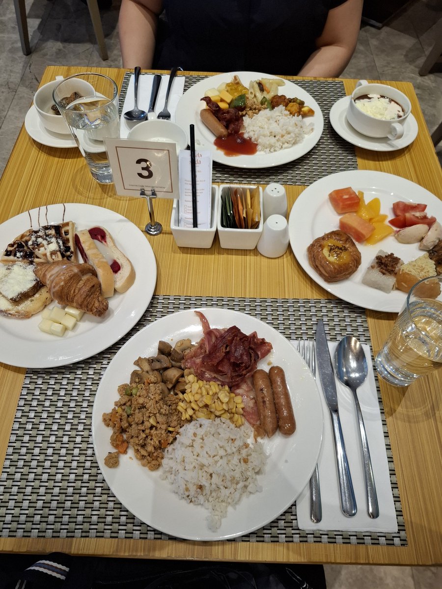 beaverknightTCG's tweet photo. After 5km walk/jog at One Piece run, a feast awaits the crew. https://t.co/THCbmAqXHn
