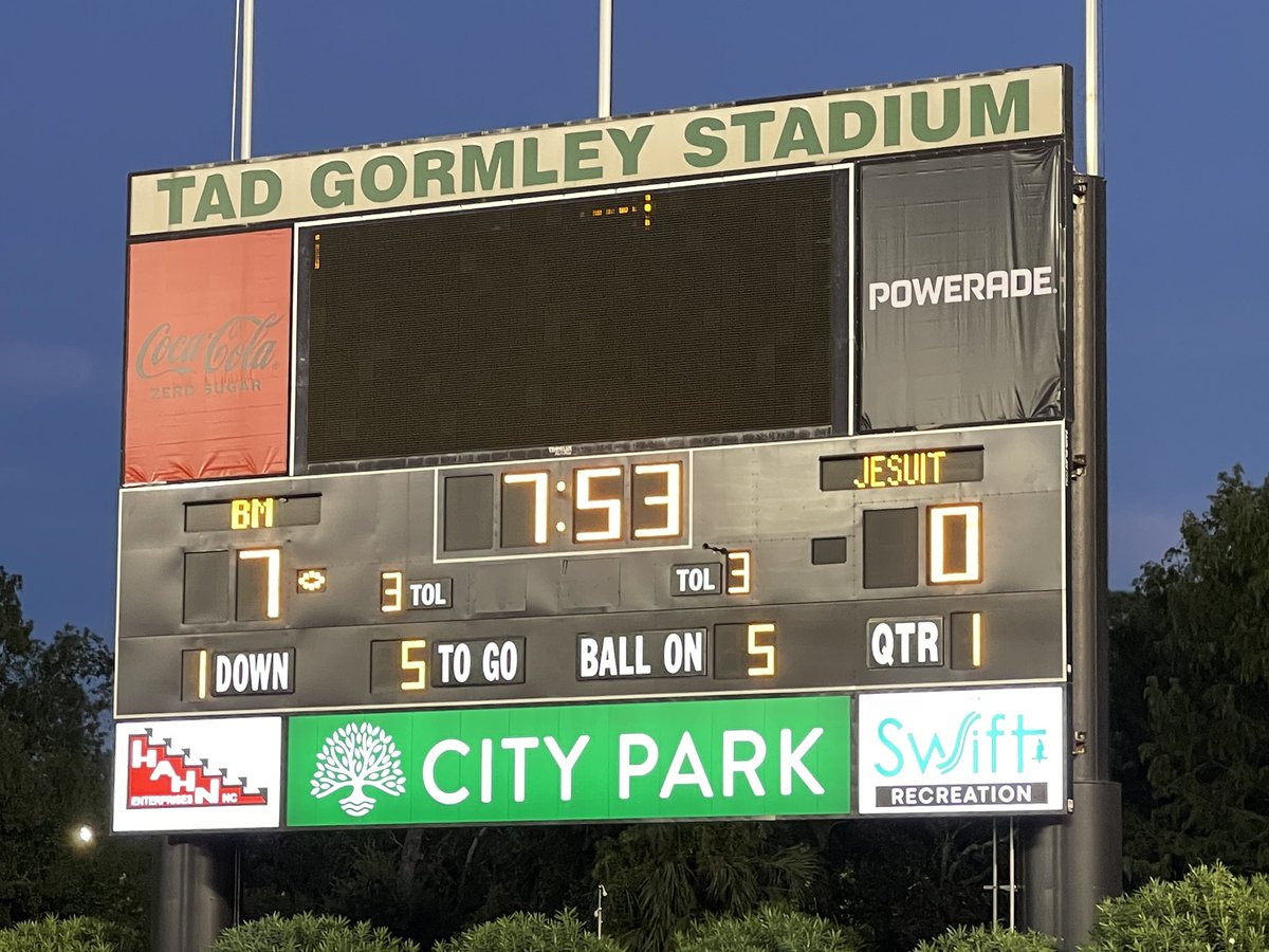 FNFwgno's tweet photo. SCORE UPDATE: Easton Royal caps a 59-yard opening drive with a 5-yard TD reception… #FNF35
@JHSNolaFootball 0
@BrMartinFB 7
Full highlights @nola38 at 11pm and @WGNOtv at 12am via @WGNOsports https://t.co/nXDPgg9Zfz
