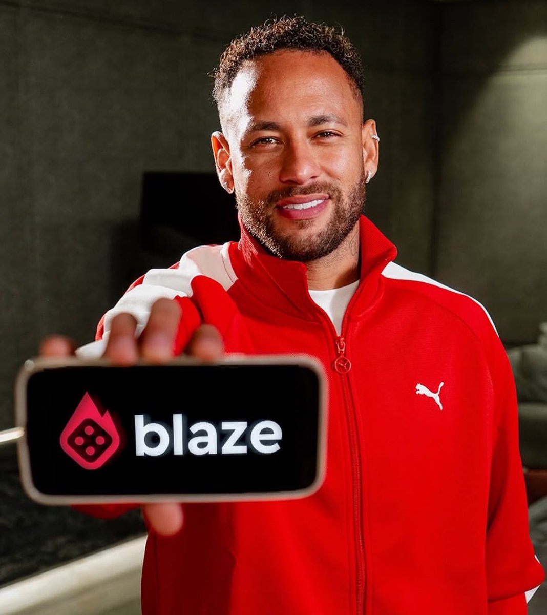 PortalBabados's tweet photo. 🚨GRAVE: Com o fim das bets no Brasil, Neymar pode ter que rescindir seu contrato com a Blaze e deixar de faturar mais de R$100 MILHÕES por ano com a parceria 🚫😳 https://t.co/Y8TK1ZFRh9