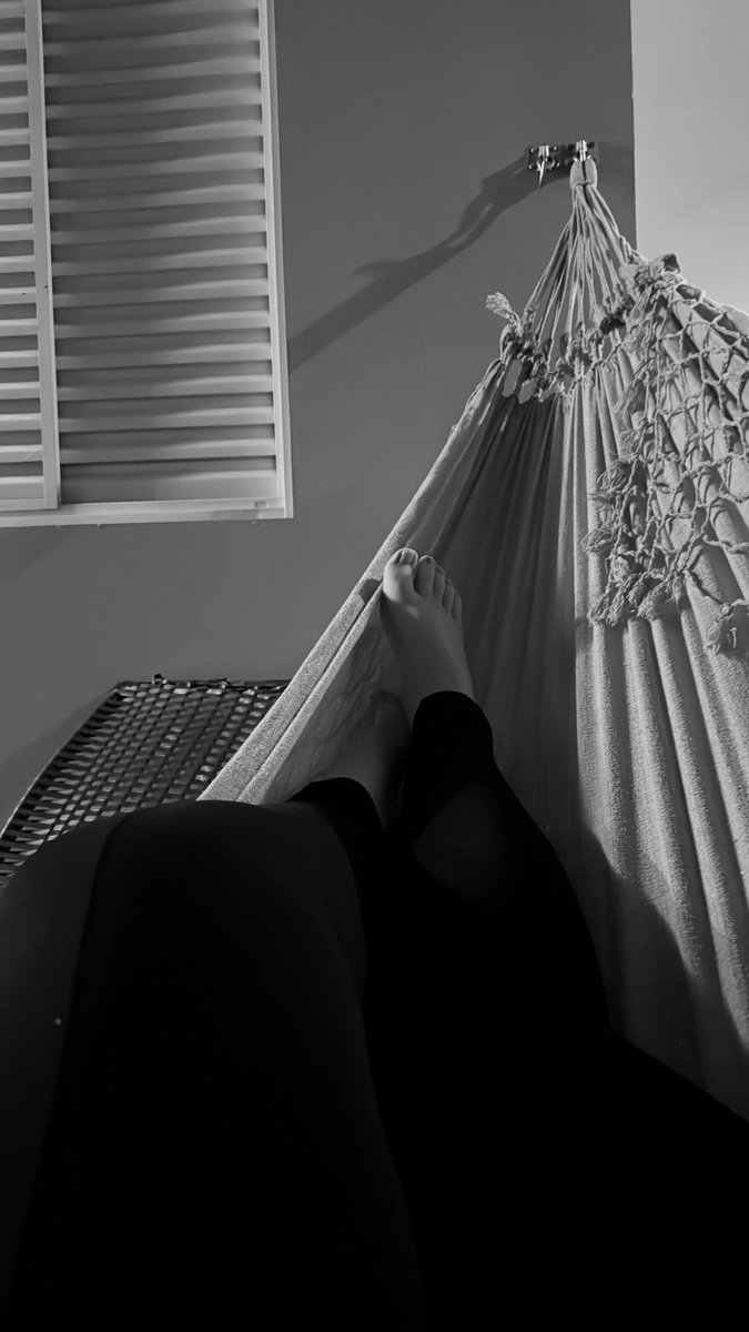 Mgaraah's tweet photo. Às vezes, o melhor caminho é parar um pouquinho. ✨👣❤️

#Pezinhos #PesDelicados #PesNaRede #FeetLovers #FootLovers #PrettyFeet #BareFeet #FeetAesthetic #FeetInNature #RelaxingFeet https://t.co/J0ZFbYs1Pd