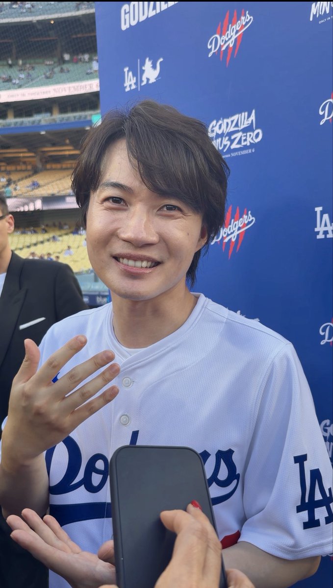 HirokoAkagi_'s tweet photo. 昨日、ドジャースタジアムで
始球式を務めた #神木隆之介 さん。 @kamiki_official 

11月公開の主演映画『ゴジラ-0.0』
の海外プロモーションの一環で、初めて訪れたメジャーリーグの球場。
「いつもテレビで見ている場所に自分が来ることができるなんて、夢のよう」と、何度も「幸せ」という言葉を口にしていました。

#大谷翔平 選手について聞かれると....

「同じ日本人として本当に誇りですし、ただただ応援したい」
「漫画の主人公より主人公な方だなって、すごく思っています」

そして、大谷選手、#山本由伸 投手、#佐々木朗希 投手も立つマウンドに自分も立つことについては....

「おこがましいですよ。本当に。もう、なんて表現していいかわからないぐらい幸せです」

始球式について....

「速さとかは関係なしに、届くか届かないか。ただそれだけ。もし届かなかったとしても、僕の思い、そして『ゴジラ-0.0』の思いを一生懸命球に込めて届けたい」と。

この時はまだ、キャッチャーを山本由伸投手が務めることを知らされていませんでした。

囲み取材でお話を聞いていて印象的だったのは、とても自然体で、明るく、謙虚で、周囲への気遣いが本当に細やかなこと。その柔らかさの中に強さがあり、人を惹きつける光を持った方だと感じました。

そして始球式では、山本投手のミットへ見事ノーバウンド投球👏👏
神木さんと『ゴジラ-0.0』の思い、しっかり届きました!!

『ゴジラ-0.0』は11月3日に日本公開。そして、ここ北米では11月6日から広く劇場公開されます。

#Dodgers 
@g_minus_zero #ゴジラマイナスゼロ