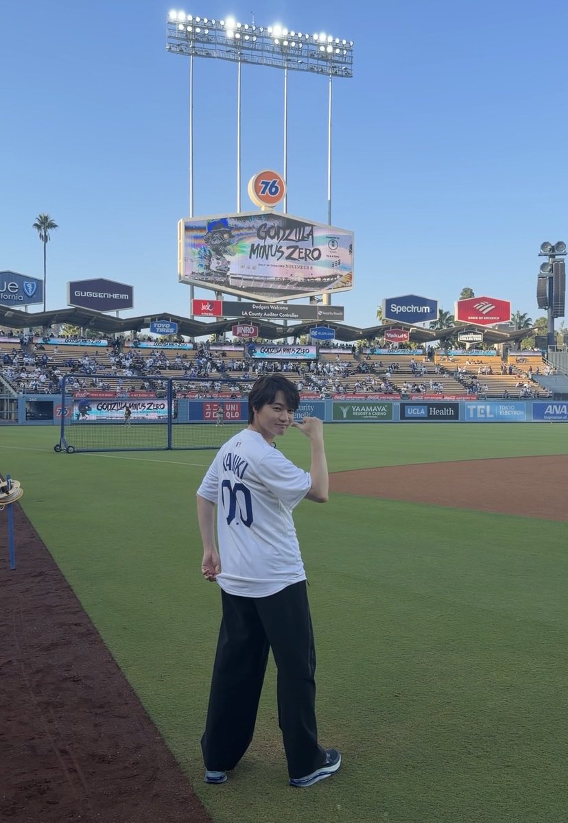 HirokoAkagi_'s tweet photo. 昨日、ドジャースタジアムで
始球式を務めた #神木隆之介 さん。 @kamiki_official 

11月公開の主演映画『ゴジラ-0.0』
の海外プロモーションの一環で、初めて訪れたメジャーリーグの球場。
「いつもテレビで見ている場所に自分が来ることができるなんて、夢のよう」と、何度も「幸せ」という言葉を口にしていました。

#大谷翔平 選手について聞かれると....

「同じ日本人として本当に誇りですし、ただただ応援したい」
「漫画の主人公より主人公な方だなって、すごく思っています」

そして、大谷選手、#山本由伸 投手、#佐々木朗希 投手も立つマウンドに自分も立つことについては....

「おこがましいですよ。本当に。もう、なんて表現していいかわからないぐらい幸せです」

始球式について....

「速さとかは関係なしに、届くか届かないか。ただそれだけ。もし届かなかったとしても、僕の思い、そして『ゴジラ-0.0』の思いを一生懸命球に込めて届けたい」と。

この時はまだ、キャッチャーを山本由伸投手が務めることを知らされていませんでした。

囲み取材でお話を聞いていて印象的だったのは、とても自然体で、明るく、謙虚で、周囲への気遣いが本当に細やかなこと。その柔らかさの中に強さがあり、人を惹きつける光を持った方だと感じました。

そして始球式では、山本投手のミットへ見事ノーバウンド投球👏👏
神木さんと『ゴジラ-0.0』の思い、しっかり届きました!!

『ゴジラ-0.0』は11月3日に日本公開。そして、ここ北米では11月6日から広く劇場公開されます。

#Dodgers 
@g_minus_zero #ゴジラマイナスゼロ