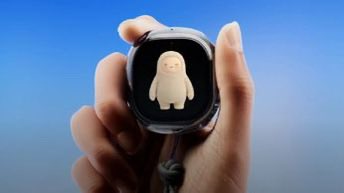 luchitolabsIA's tweet photo. META TE PONE UNA IA EN LA MANO 🤯

Meta presentó Muse Charm, un dispositivo de bolsillo para hablar con su IA sin necesidad de usar el celular.

Lo que debes saber:

📱 Tiene pantalla de 2 pulgadas y un personaje de Muse que podés personalizar.
📶 Trae 5G propio, así que funciona sin depender del wifi de tu casa.
👉 No hace llamadas: es solo para hablar e interactuar con la IA.

💡 Por qué importa: Meta apuesta a que en el futuro no le hables a la IA desde el celular, sino desde un aparato dedicado solo a eso.