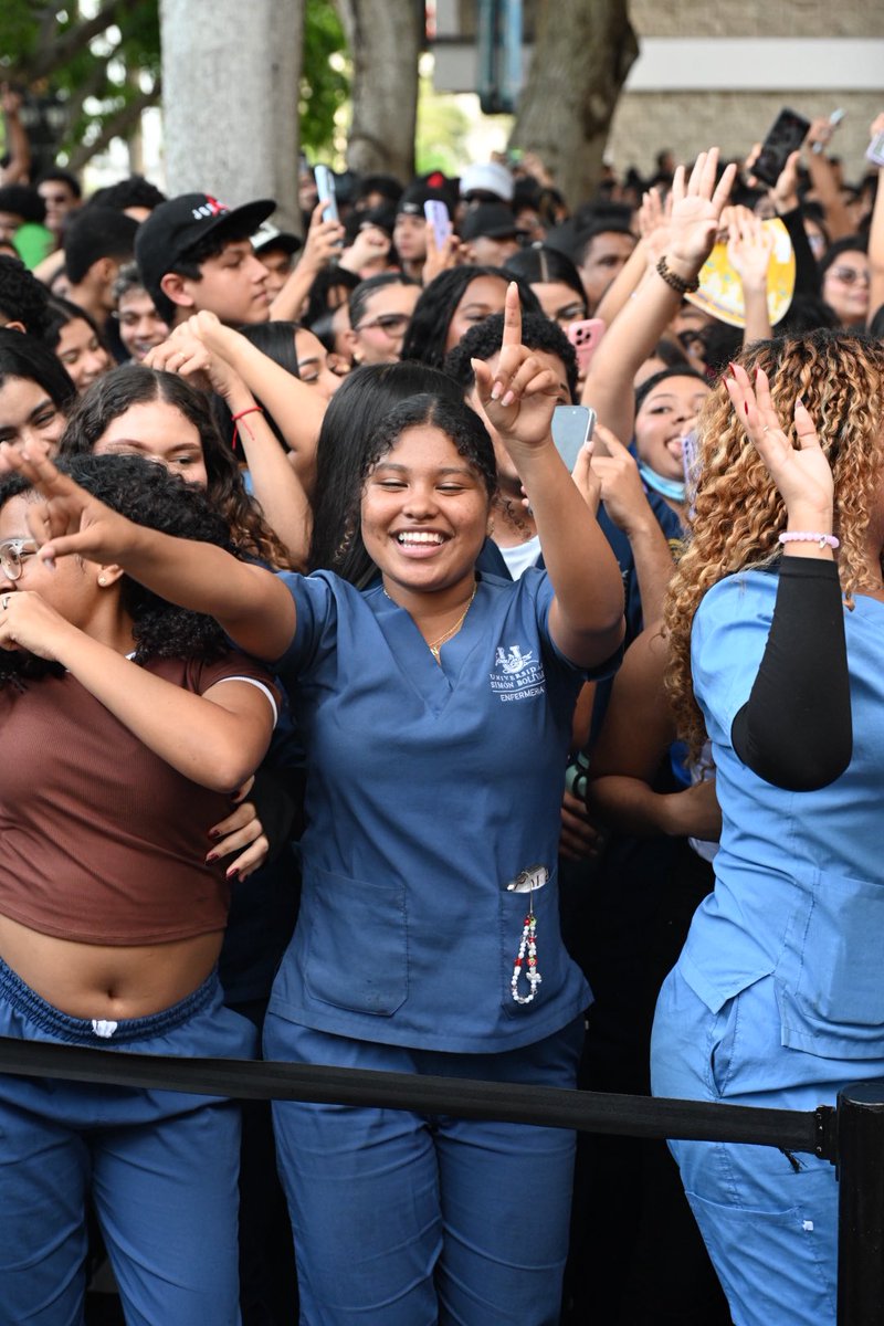 unisimon's tweet photo. 🔥😎¡ Así se vive Unisimón Fest 2026! 

👕Nuestros estudiantes ya se pusieron la camiseta, se sumaron a la fiesta y están haciendo de esta edición algo muy suyo. 🥳

📸 Aquí les dejamos algunas de las caras que ya hacen parte de esta historia. https://t.co/Fc9p1O0BKt