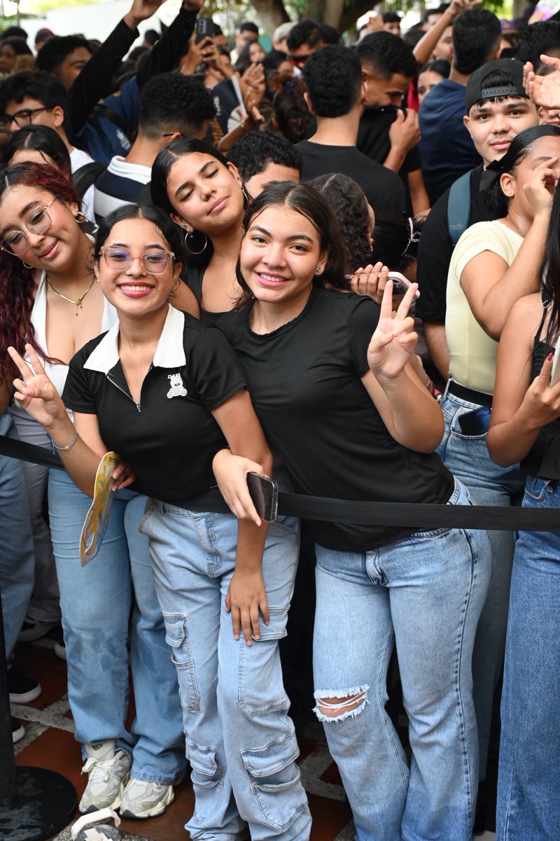 unisimon's tweet photo. 🔥😎¡ Así se vive Unisimón Fest 2026! 

👕Nuestros estudiantes ya se pusieron la camiseta, se sumaron a la fiesta y están haciendo de esta edición algo muy suyo. 🥳

📸 Aquí les dejamos algunas de las caras que ya hacen parte de esta historia. https://t.co/Fc9p1O0BKt