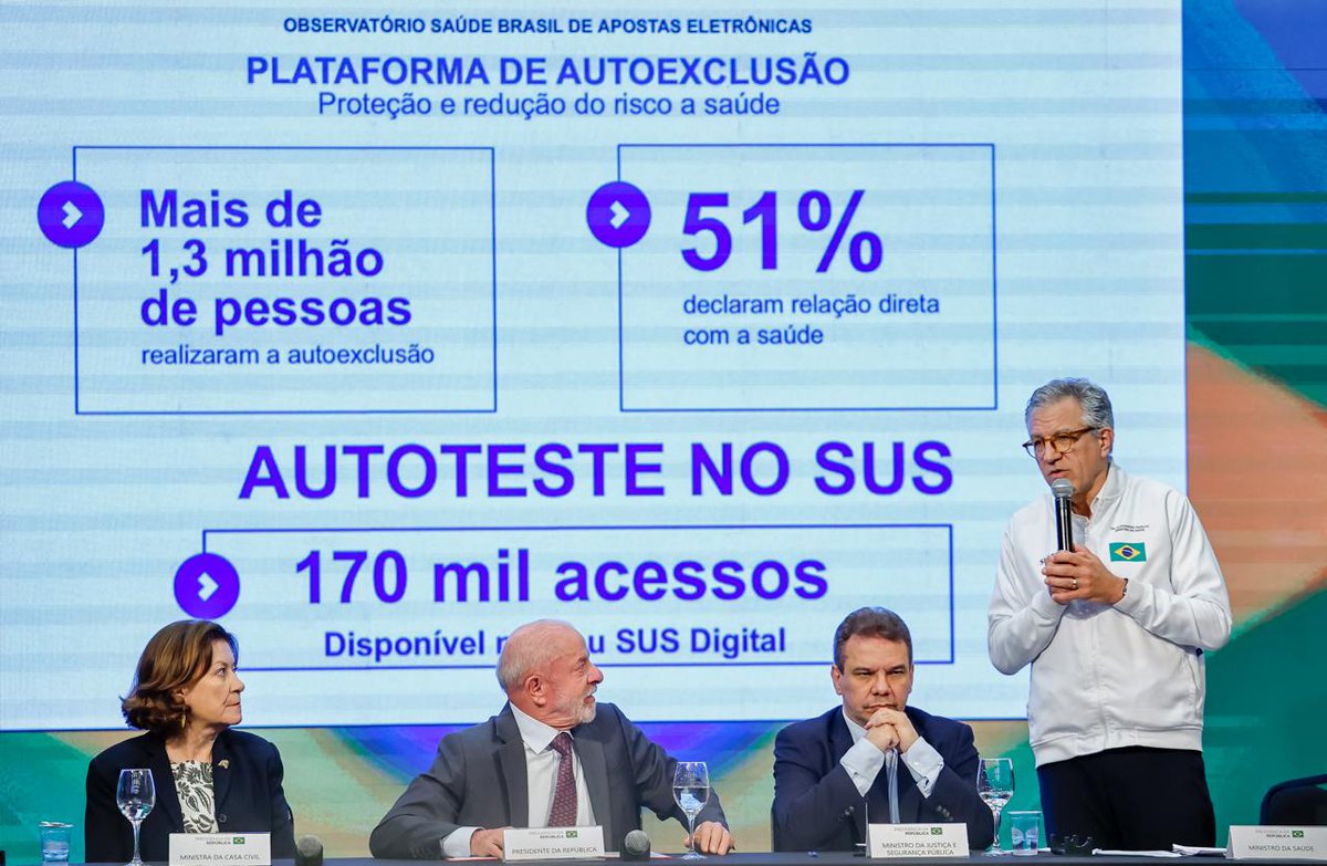 LulaOficial's tweet photo. Hoje o Brasil virou o jogo. 

Assinei uma Medida Provisória que proíbe todas as apostas esportivas e cassinos online no país. Uma medida dura, drástica e necessária. As bets tinham se tornado um câncer. Ou a gente tirava esse tumor ou ele ia acabar com a gente. 

As muitas conversas com especialistas e vítimas me fizeram lembrar dos tempos do surgimento do crack. O vício gerava endividamentos em série e as pessoas perdiam o limite da responsabilidade. Vendiam tudo em casa. Com as bets é parecido, mas num grau maior porque é no celular. Ouvi gente que perdeu bens materiais. Perdeu sonhos. Horizontes. Familiares. As bets afetaram a saúde mental de milhões de pessoas inocentes. 

Criadas no governo Temer, elas cresceram sem lei na gestão Bolsonaro. Quando assumimos, estavam em dezenas de engrenagens. Não tinham restrições nem para evitar o uso por crianças e adolescentes. 

A sociedade ficou desprotegida. O país que sempre foi contra cassino, briga de galo, rinha, trouxe o cassino para dentro de casa. Para a cozinha, para a sala.

Regulamentamos. Criamos regras. Eliminamos mais de 65 mil sites ilegais. Restringimos o uso por beneficiários do Desenrola e do Bolsa Família. Criamos possibilidade de autoexclusão. Redes de proteção. 

Mas a verdade é que, na balança, os prejuízos para o povo são bem maiores que os ganhos econômicos. Não é brincadeira. É coisa muito séria. Não vamos permitir que empresas de apostas lucrem às custas da renda e da vida de famílias brasileiras. Do dinheiro do leite, do pão, da refeição. Fizemos o que tinha de ser feito: acabar com as bets.

Alem disso, assinei um projeto de lei para definir conceitos e punições para crimes relativos às apostas de quota fixa e anunciamos o Desenrola 3.0. Nesta fase, o Governo vai comprar, em leilão, as dívidas de brasileiros com até 90% de desconto, e repassar depois esse desconto ao devedor, que poderá quitar a dívida à vista ou parcelar o saldo remanescente.

📸 @ricardostuckert
