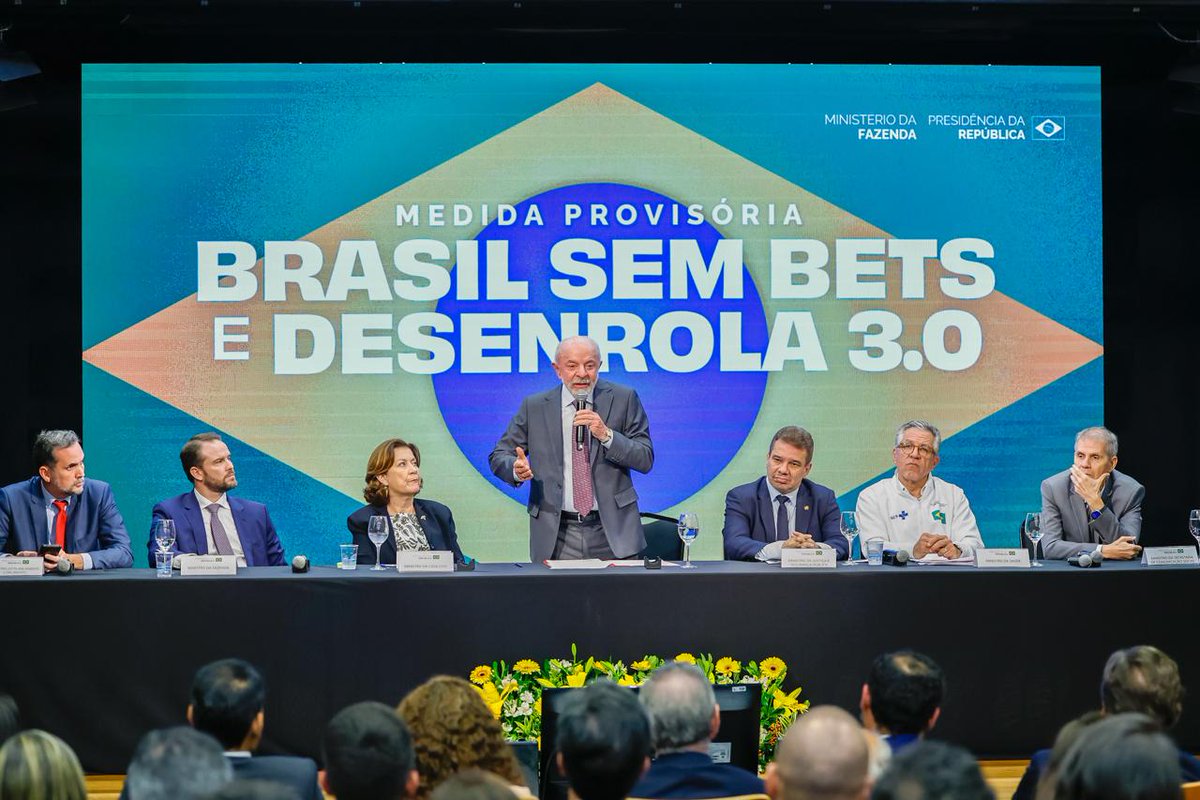 LulaOficial's tweet photo. Hoje o Brasil virou o jogo. 

Assinei uma Medida Provisória que proíbe todas as apostas esportivas e cassinos online no país. Uma medida dura, drástica e necessária. As bets tinham se tornado um câncer. Ou a gente tirava esse tumor ou ele ia acabar com a gente. 

As muitas conversas com especialistas e vítimas me fizeram lembrar dos tempos do surgimento do crack. O vício gerava endividamentos em série e as pessoas perdiam o limite da responsabilidade. Vendiam tudo em casa. Com as bets é parecido, mas num grau maior porque é no celular. Ouvi gente que perdeu bens materiais. Perdeu sonhos. Horizontes. Familiares. As bets afetaram a saúde mental de milhões de pessoas inocentes. 

Criadas no governo Temer, elas cresceram sem lei na gestão Bolsonaro. Quando assumimos, estavam em dezenas de engrenagens. Não tinham restrições nem para evitar o uso por crianças e adolescentes. 

A sociedade ficou desprotegida. O país que sempre foi contra cassino, briga de galo, rinha, trouxe o cassino para dentro de casa. Para a cozinha, para a sala.

Regulamentamos. Criamos regras. Eliminamos mais de 65 mil sites ilegais. Restringimos o uso por beneficiários do Desenrola e do Bolsa Família. Criamos possibilidade de autoexclusão. Redes de proteção. 

Mas a verdade é que, na balança, os prejuízos para o povo são bem maiores que os ganhos econômicos. Não é brincadeira. É coisa muito séria. Não vamos permitir que empresas de apostas lucrem às custas da renda e da vida de famílias brasileiras. Do dinheiro do leite, do pão, da refeição. Fizemos o que tinha de ser feito: acabar com as bets.

Alem disso, assinei um projeto de lei para definir conceitos e punições para crimes relativos às apostas de quota fixa e anunciamos o Desenrola 3.0. Nesta fase, o Governo vai comprar, em leilão, as dívidas de brasileiros com até 90% de desconto, e repassar depois esse desconto ao devedor, que poderá quitar a dívida à vista ou parcelar o saldo remanescente.

📸 @ricardostuckert