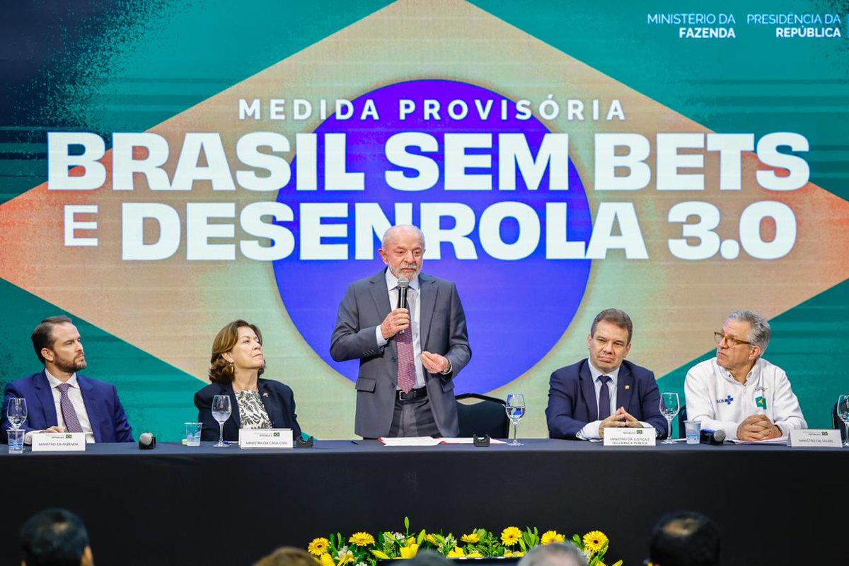 LulaOficial's tweet photo. Hoje o Brasil virou o jogo. 

Assinei uma Medida Provisória que proíbe todas as apostas esportivas e cassinos online no país. Uma medida dura, drástica e necessária. As bets tinham se tornado um câncer. Ou a gente tirava esse tumor ou ele ia acabar com a gente. 

As muitas conversas com especialistas e vítimas me fizeram lembrar dos tempos do surgimento do crack. O vício gerava endividamentos em série e as pessoas perdiam o limite da responsabilidade. Vendiam tudo em casa. Com as bets é parecido, mas num grau maior porque é no celular. Ouvi gente que perdeu bens materiais. Perdeu sonhos. Horizontes. Familiares. As bets afetaram a saúde mental de milhões de pessoas inocentes. 

Criadas no governo Temer, elas cresceram sem lei na gestão Bolsonaro. Quando assumimos, estavam em dezenas de engrenagens. Não tinham restrições nem para evitar o uso por crianças e adolescentes. 

A sociedade ficou desprotegida. O país que sempre foi contra cassino, briga de galo, rinha, trouxe o cassino para dentro de casa. Para a cozinha, para a sala.

Regulamentamos. Criamos regras. Eliminamos mais de 65 mil sites ilegais. Restringimos o uso por beneficiários do Desenrola e do Bolsa Família. Criamos possibilidade de autoexclusão. Redes de proteção. 

Mas a verdade é que, na balança, os prejuízos para o povo são bem maiores que os ganhos econômicos. Não é brincadeira. É coisa muito séria. Não vamos permitir que empresas de apostas lucrem às custas da renda e da vida de famílias brasileiras. Do dinheiro do leite, do pão, da refeição. Fizemos o que tinha de ser feito: acabar com as bets.

Alem disso, assinei um projeto de lei para definir conceitos e punições para crimes relativos às apostas de quota fixa e anunciamos o Desenrola 3.0. Nesta fase, o Governo vai comprar, em leilão, as dívidas de brasileiros com até 90% de desconto, e repassar depois esse desconto ao devedor, que poderá quitar a dívida à vista ou parcelar o saldo remanescente.

📸 @ricardostuckert