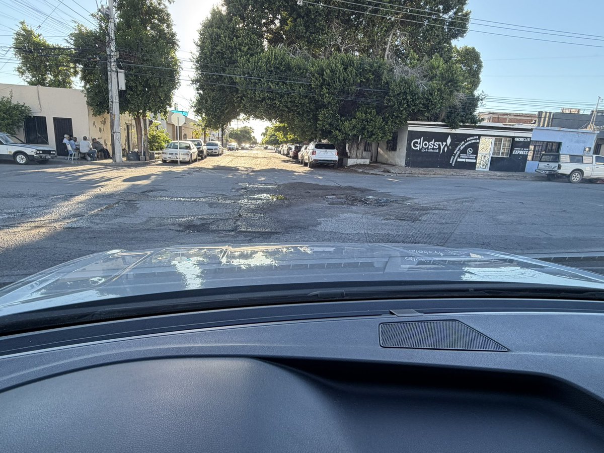 claudialegre's tweet photo. @aguahermosillo @tonoastiazaran @ProyectoPuente @TochoZayas @pichonpavlovich 1)  foto Tamaulipas  y Juárez y no hay ni un señalamiento , 2 ) foto a unos metros sobre la Tamaulipas https://t.co/Ko9SrkDUys