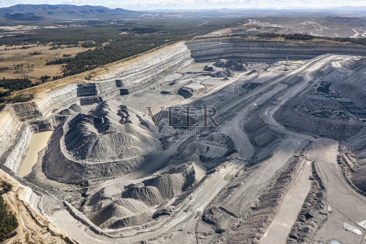 gghhrfsk's tweet photo. Today I explored the BuGou Zinc mine in Gan Province, where an embedded mineral deposit drew my attention.， https://t.co/dZvUR1QTmP