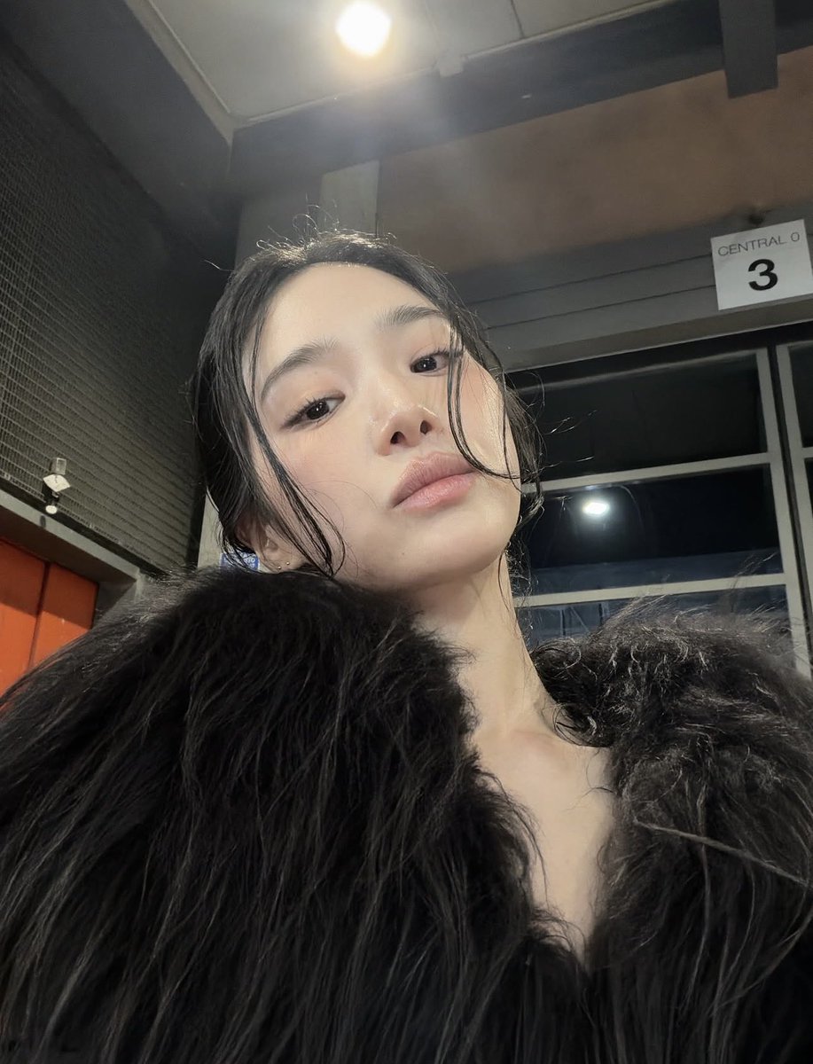 fresaxsiempre98's tweet photo. 🖤🐦‍⬛

[instagram 📸]

#ParkGyuYoung #GucciTheStoreShow #MFW #GucciSS27xParkGyuyoung #Gucci @gucci #박규영 #parkgyuyoung #ParkGyuyoungxGucci #GucciSS27 https://t.co/R6FBi4xKHe