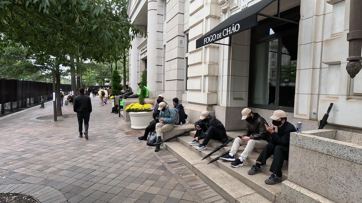 JenniferZeng15's tweet photo. 🥺习近平访美期间，中共特工何其多也！人手一把特制黑伞（专利产品，里面有瓦斯罐，收拢后可作警棍用，实现攻击、防护的功能。打开后利用伞面实现防刀刺、防刀割、防棍棒、防石块攻击、防拉扯的功能。详情请见 https://t.co/UgolQw9uRO ） https://t.co/DirLNy2flJ