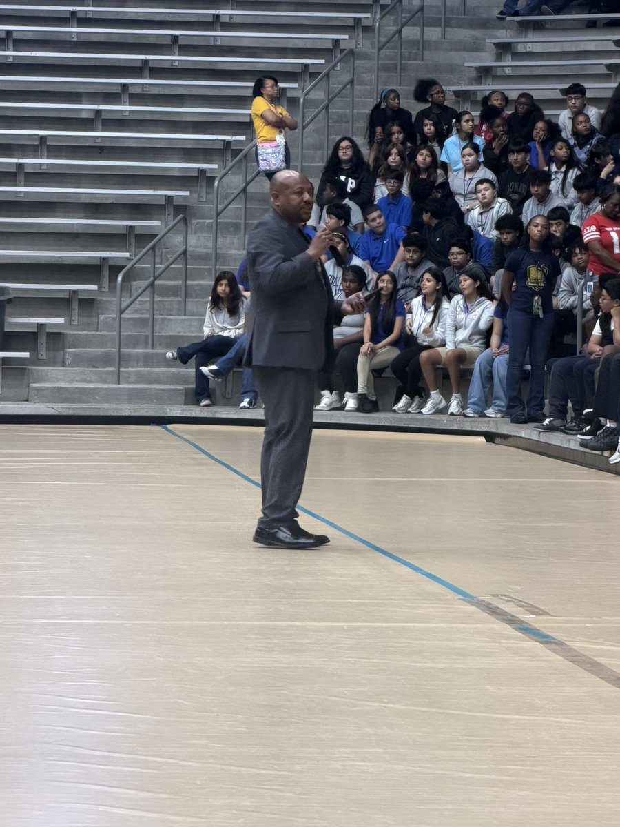 Gray_Ed7's tweet photo. Full-circle moment: I told 1,200+ 7th graders how picking up a saxophone in middle school changed my life…leading me to Clark Atlanta University, brotherhood, becoming a Drum Major, and eventually leading a middle school.

One opportunity can change everything.

@RubyGarzaDISD https://t.co/pzQd85PDRS