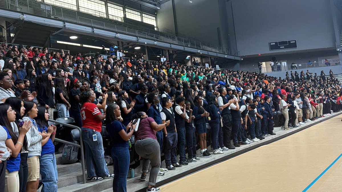 Gray_Ed7's tweet photo. Full-circle moment: I told 1,200+ 7th graders how picking up a saxophone in middle school changed my life…leading me to Clark Atlanta University, brotherhood, becoming a Drum Major, and eventually leading a middle school.

One opportunity can change everything.

@RubyGarzaDISD https://t.co/pzQd85PDRS