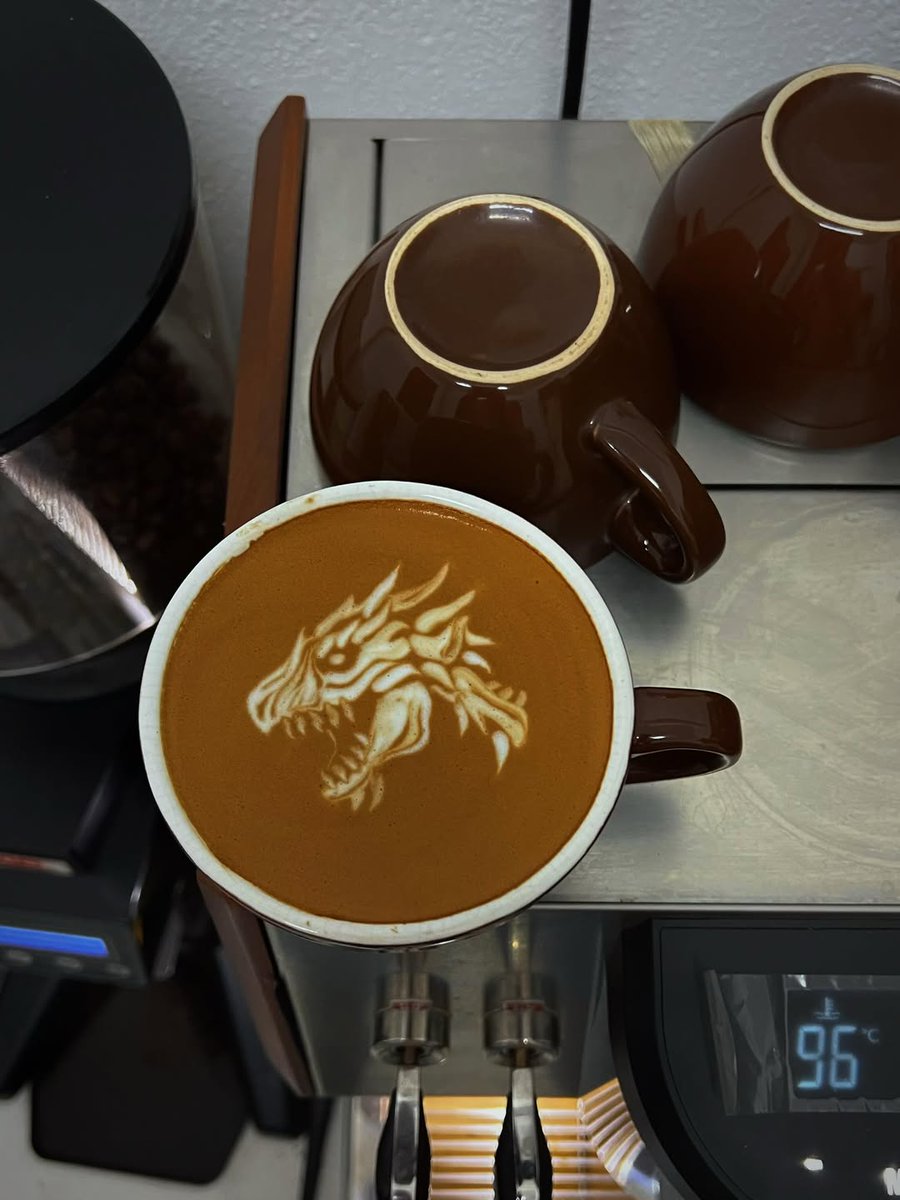 violetandersoni's tweet photo. Shengz Style. Monster Hunter design art. 《Rathalos》 coffee art design by @barista_shengz. https://t.co/5xPJJWgRIc