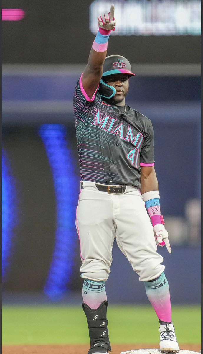 iDavidMurphy's tweet photo. Thought I was strung out on drugs watching the @Braves but it was just the @Marlins city connect batting helmets. https://t.co/w9gOCGWzpu