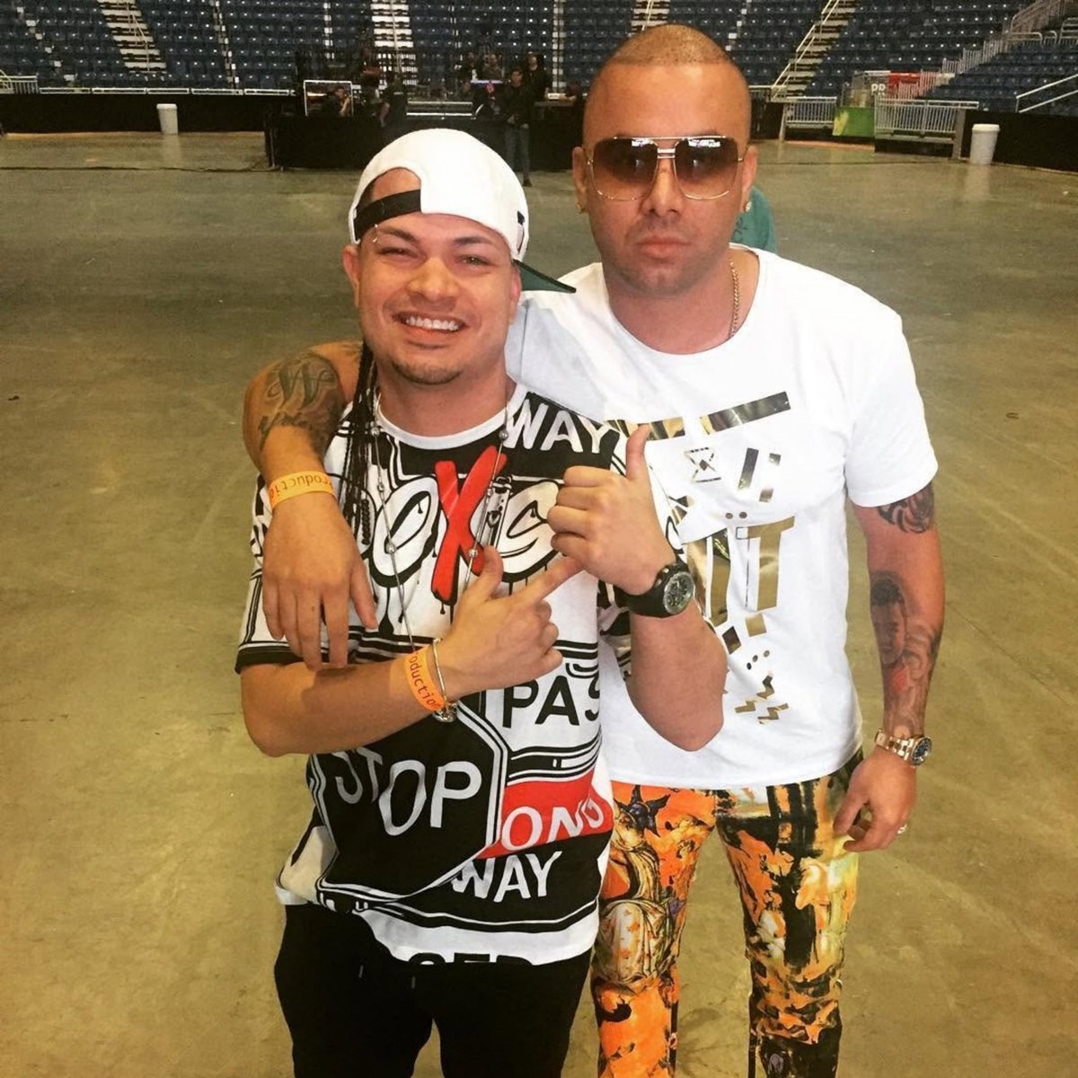 wisin's tweet photo. Uno mira estas fotos y se da cuenta de que no son solo recuerdos… son capítulos de una historia que llevamos años escribiendo.🔥

Hoy me toca mirar hacia atrás con agradecimiento, pero siempre pensando en lo que viene. Porque todavía quedan profesores por entrar a esta Universidad… y me parece que pronto el salón nos va a quedar pequeño. 👀

¿A quién más ustedes ven llegando a la Universidad del Perreo? 🎒 Los leo.