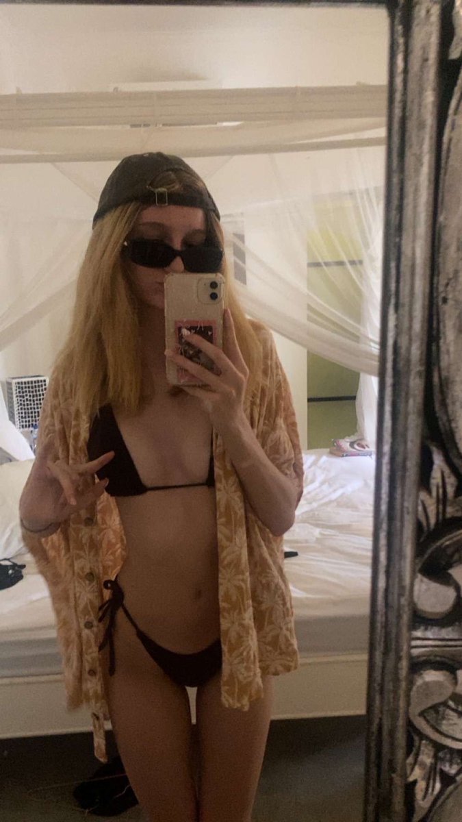 Cortexs3yn's tweet photo. Cuck sent me his perfect gf named Faye she’s 19 go dm him @FayesLoserCuck https://t.co/0lDxfz7J1O