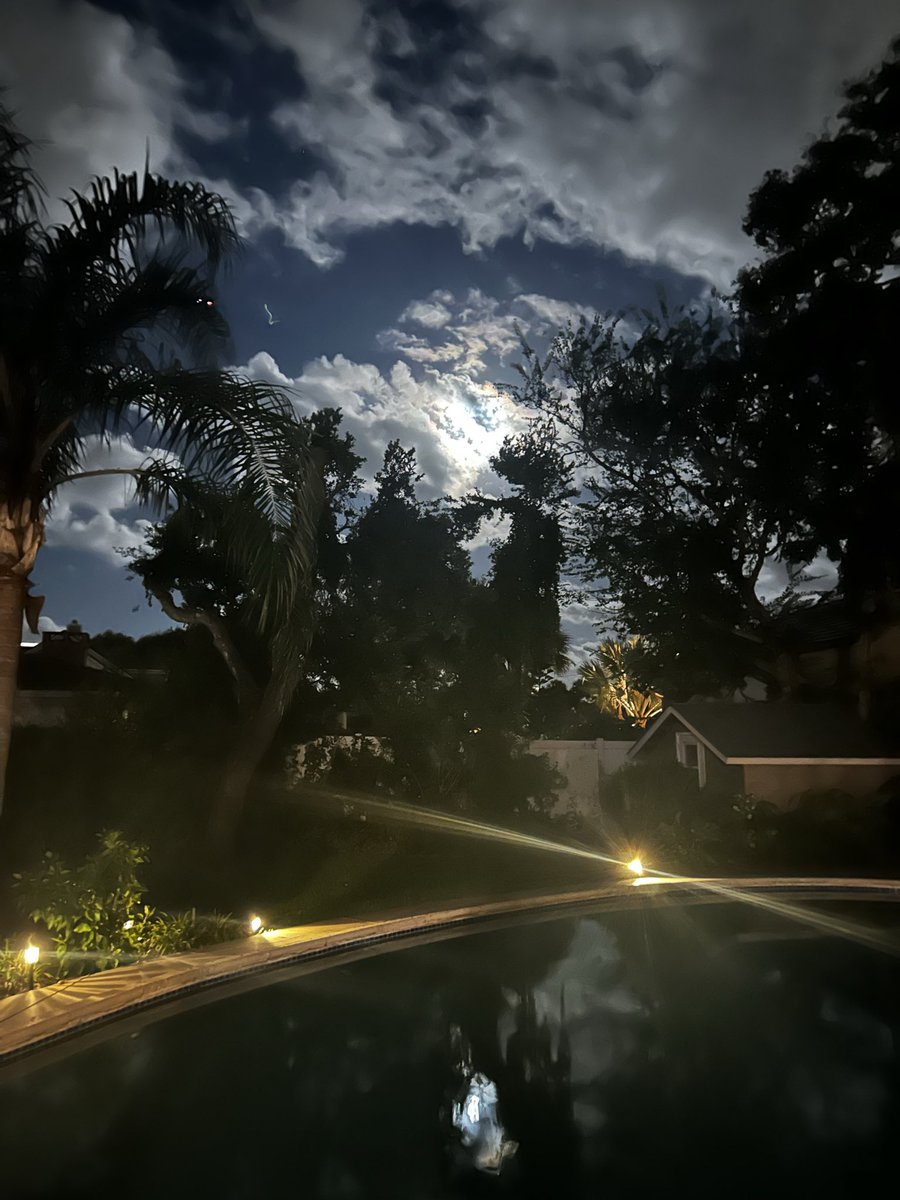 realclairemetz's tweet photo. This night…. The weather!!!! Looking witchy out there! #lovefall #daytonabeachshores https://t.co/KMKhFRR7Rb
