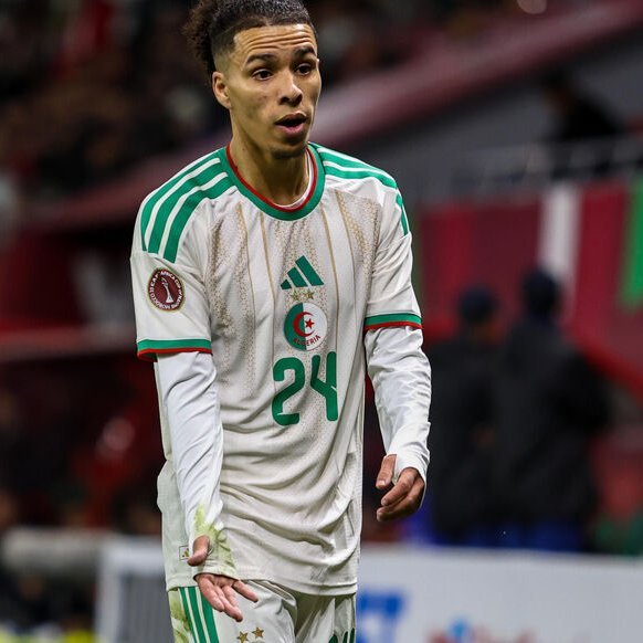 Nabil_djellit's tweet photo. Après avoir été écarté par Petkovic pour le Mondial, Ilan Kebbal n’a pas eu le droit à la moindre minute face à la Zambie... Belloumi puis Hadj Moussa.
Est-il perçu par Hemdani davantage comme une solution dans l’axe que comme un concurrent direct à droite ?
#ALGZAM https://t.co/5wwjDDFXMi
