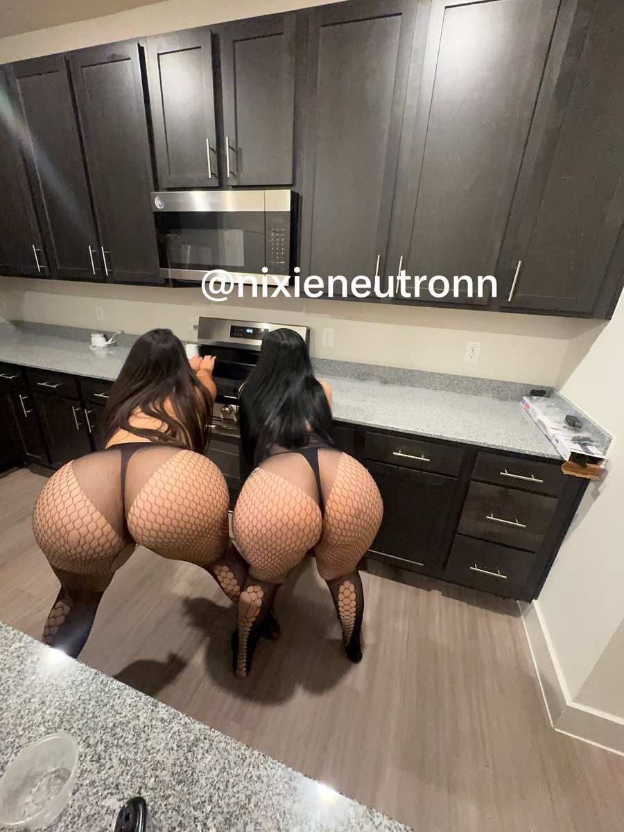 Nixieneutronn's tweet photo. Double trouble 🩷👯 https://t.co/cEYmfqLw2J