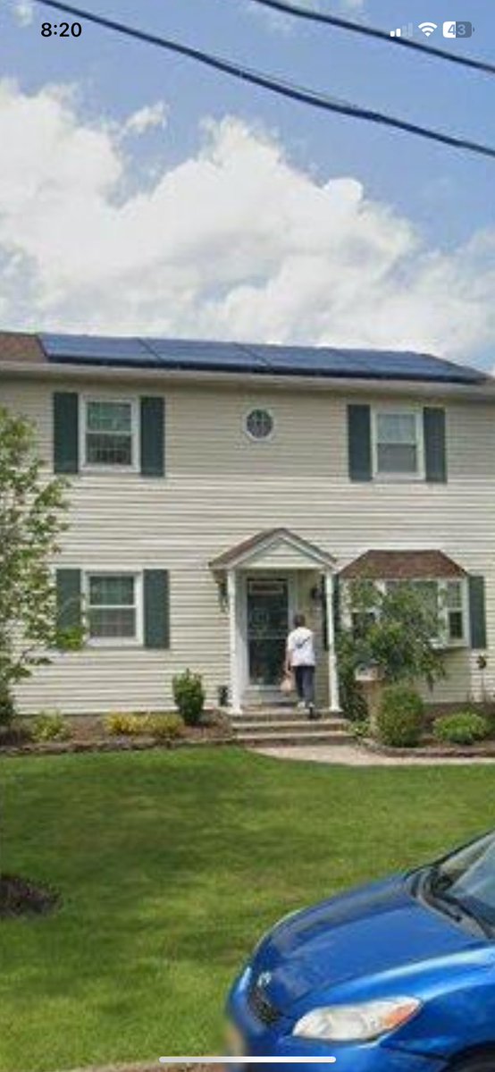 bitchscfg's tweet photo. looked up my childhood home on zillow and caught a jumpscare (it’s me) https://t.co/LZoFxcyYiI