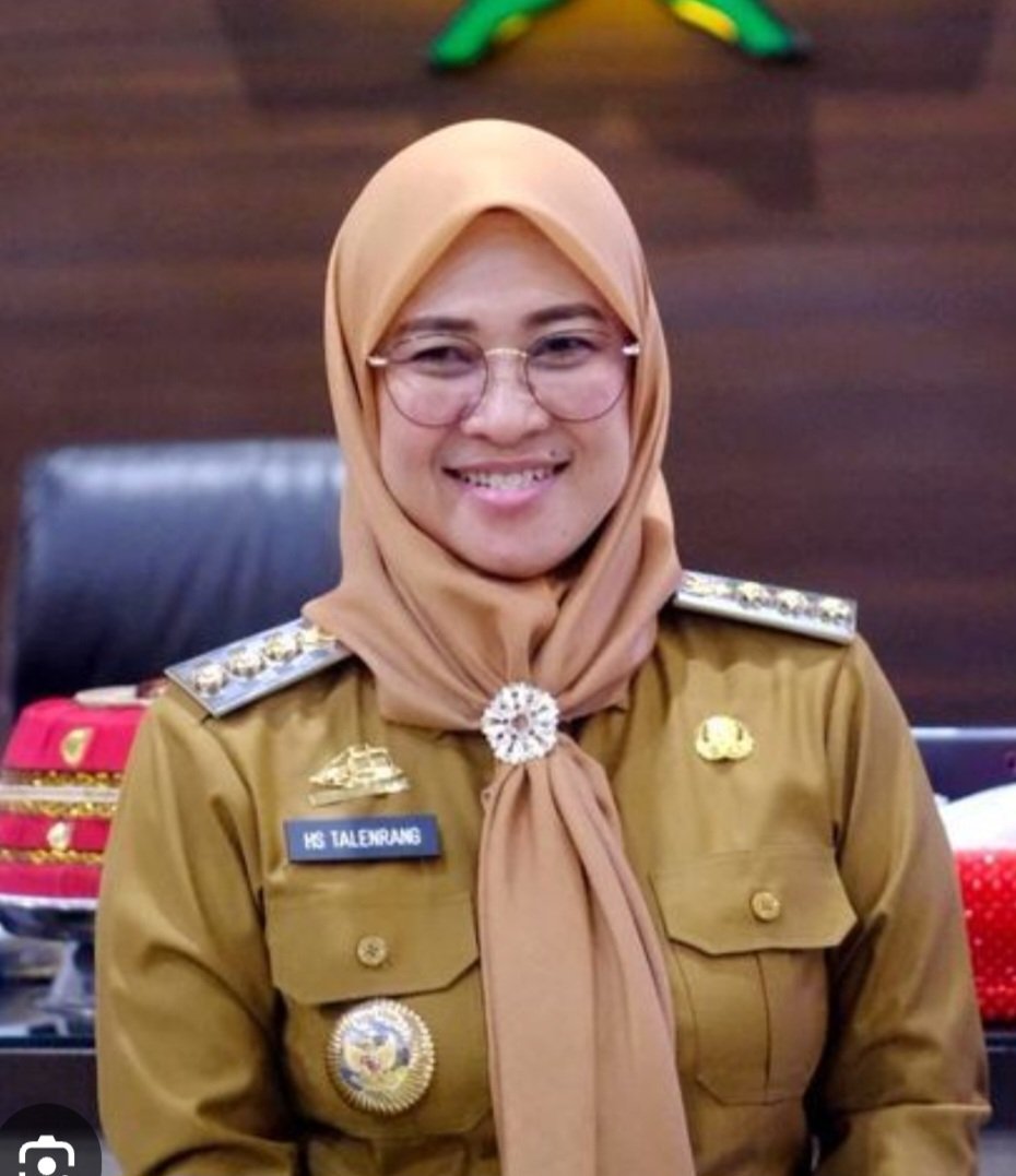 LambeSahamjja's tweet photo. anjay ini parah sih ini, pejabat yang harusnya ngayomi rakyat malah jadi tukang palak berkedok jabatan, bupati gowa sitti husniah talenrang alias ht sekarang resmi jadi tersangka pemerasan sama kortas tipidkor polri, dan ini bukan kaleng-kaleng, doi diduga maen di empat kasus sekaligus, dari meres pengembang perumahan buat urusan pkkpr sampe minta upeti ke minimarket yang mau buka gerai baru

duitnya pun konon dipake buat bayar rumah sama beli mobil hiace, sementara rakyat kudu banting tulang cuma buat bertahan hidup, geledah rumah jabatan sampe kantor bupati juga udah dilakuin, jadi ini emang serius bukan settingan doang

yang bikin makin nyesek, katanya pemimpin itu harusnya digugu dan ditiru, tapi ini malah jadi contoh paling buruk buat generasi muda, jabatan bupati itu amanah rakyat, bukan mesin atm pribadi buat ngumpulin cuan lewat pemerasan terselubung, kalo pemimpin daerah aja udah kayak preman berdasi, gimana nasib daerahnya, apalagi modusnya juga licik banget, minta duit ke minimarket dibungkus pake istilah csr biar keliatan formal dan sah, padahal ujung-ujungnya numpuk di kantong pribadi lewat orang kepercayaan, ini bukan csr, ini pemerasan berjubah kata-kata manis

parahnya lagi, kadis perumahan sampe sopir pribadi disebut ikut jadi kurir setoran, ini nunjukin power abuse yang udah mengakar, atasan tinggal perintah, bawahan yang takut dipecat atau dimutasi ya nurut aja, budaya feodal kayak gini yang bikin korupsi di daerah susah diberantas, siapa yang berani nolak kalo posisi kerja jadi taruhannya

sementara itu duit hasil peras pengusaha kecil sampe menengah malah dipake buat gaya hidup pribadi, bayar rumah, beli hiace, sementara pengembang sama pemilik minimarket kudu keluar duit ratusan juta cuma biar urusan izin lancar, ini namanya nikmatin darah keringat orang lain buat kesenangan sendiri

satu hal lagi yang bikin publik was-was, doi disebut adik kandung komjen pol purn fadil imran, polri emang udah tegesin ga ada intervensi, tapi wajar publik curiga dan bakal terus ngawasin, jangan sampe ada previllege tersembunyi yang bikin proses hukum jalan setengah-setengah, ini momen krusial buat polri buktiin ga ada yang kebal hukum, dan yang paling penting, publik udah kenyang liat kasus pejabat jadi tersangka terus lama-lama ilang gitu aja tanpa vonis berat

kalo kasus ini juga berakhir gitu, ya jangan harap korupsi di level kepala daerah bakal berkurang, harus dikawal sampe tuntas biar ada efek jera yang bener-bener bikin pejabat lain mikir dua kali