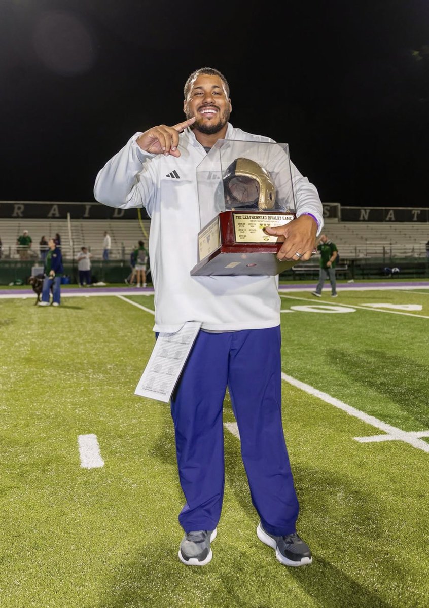 DBarker2442's tweet photo. One of The Best HS Football Games Iβve ever been apart of! Man what an epic finish! Both teams fought until the very end! Glad to share that moment with our West players & our West community! Back to work tomorrow! 1-0! #WestVsEverybody #LinebackerU #LiveForZo #LiveForZen ππΊπ¦π§π½ββοΈ