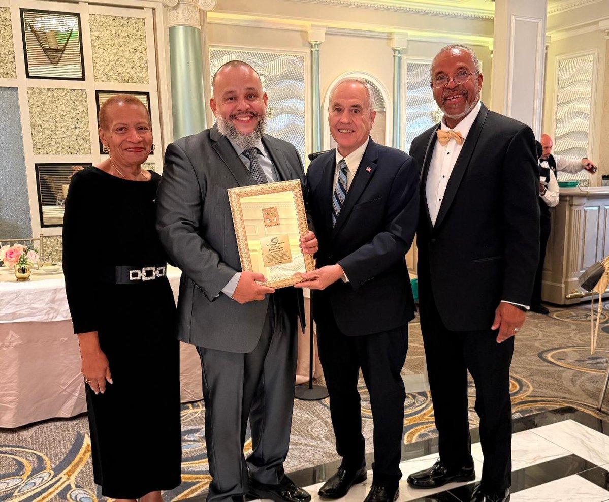 NYSComptroller's tweet photo. Last night, at The Corridor Counts Annual Gala, I was thrilled to present the Community Advocate Award to Sergio Argueta. As the founder of STRONG Youth, a Uniondale youth violence prevention organization, Sergio is a strong community advocate and visionary leader whose dedication to youth violence prevention transforms lives.