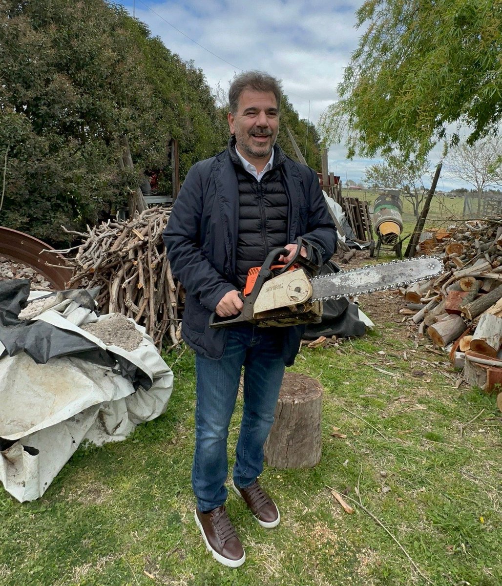 RealpolitikOK's tweet photo. 🔴 DENUNCIÓ A CRISTIAN RITONDO Y TEME POR SU VIDA: PIDIÓ PROTECCIÓN DIPLOMÁTICA A ITALIA

Jeremías Rodríguez, el abogado que denunció penalmente por enriquecimiento ilícito al diputado nacional Cristian Ritondo y a su esposa, Romina Aldana Diago, recurrió a la Embajada de Italia en Buenos Aires y pidió que se evalúe activar mecanismos de protección consular, invocando su ciudadanía italiana. 

"No quiero ser el próximo José Luis Cabezas ni terminar como Alberto Nisman", advirtió en la presentación, dirigida al embajador Fabrizio Nicoletti, donde denuncia sufrir "persecución política y hostigamiento judicial".

La causa, que tramita desde diciembre de 2024 en el Juzgado Federal N° 2, incorporó informes sobre inmuebles en la Argentina y Estados Unidos, sociedades en el exterior y cuentas atribuidas a Ritondo, Diago y Emprendimientos Rivadavia SA, mientras el diputado sigue siendo uno de los interlocutores centrales del entendimiento entre el Pro y La Libertad Avanza.

¡Mirá la nota completa acá! 👇
https://t.co/2BH9N8Dxuq