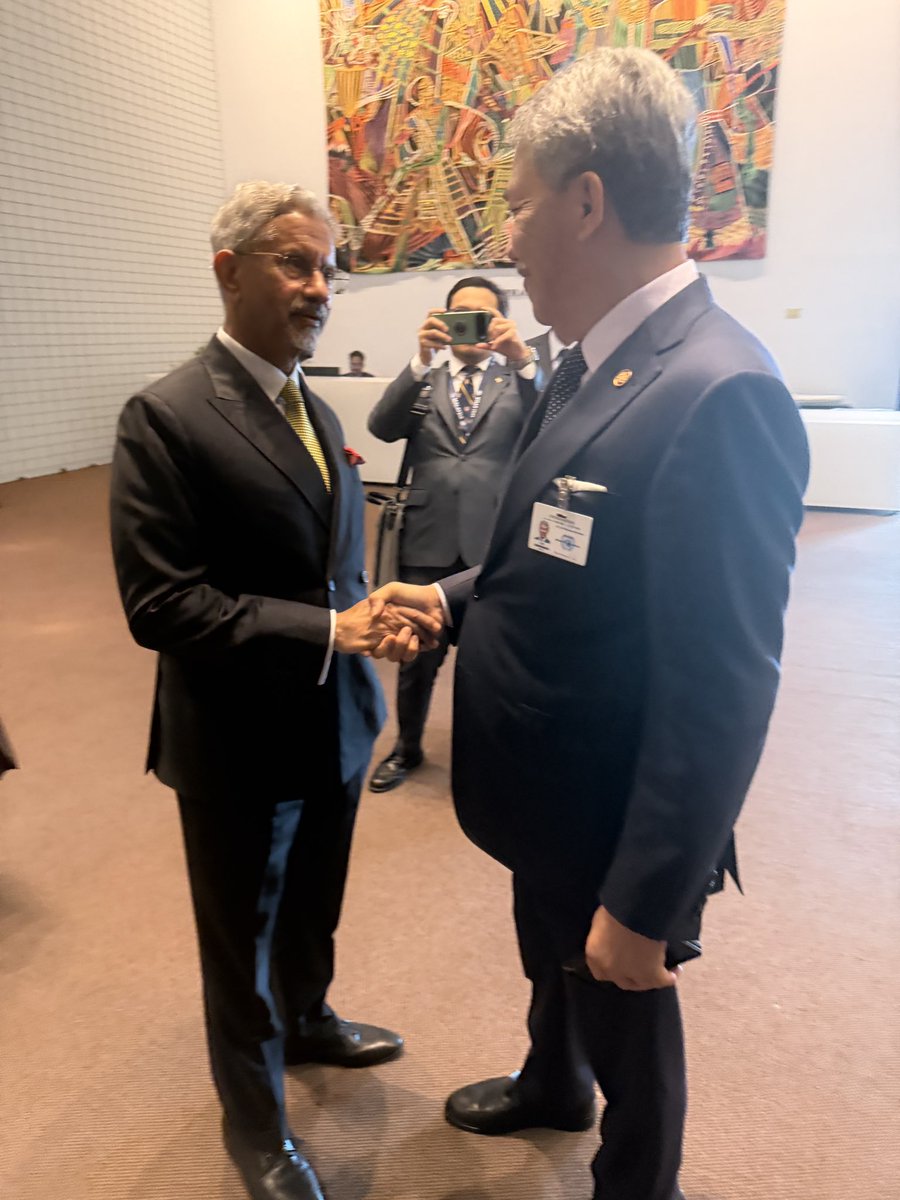 DrSJaishankar's tweet photo. #Day5 #UNGA81 Met with Mohamad Haji Hasan @tokmatn9 of Malaysia

🇮🇳 🇲🇾 https://t.co/rTDV8UFSDA