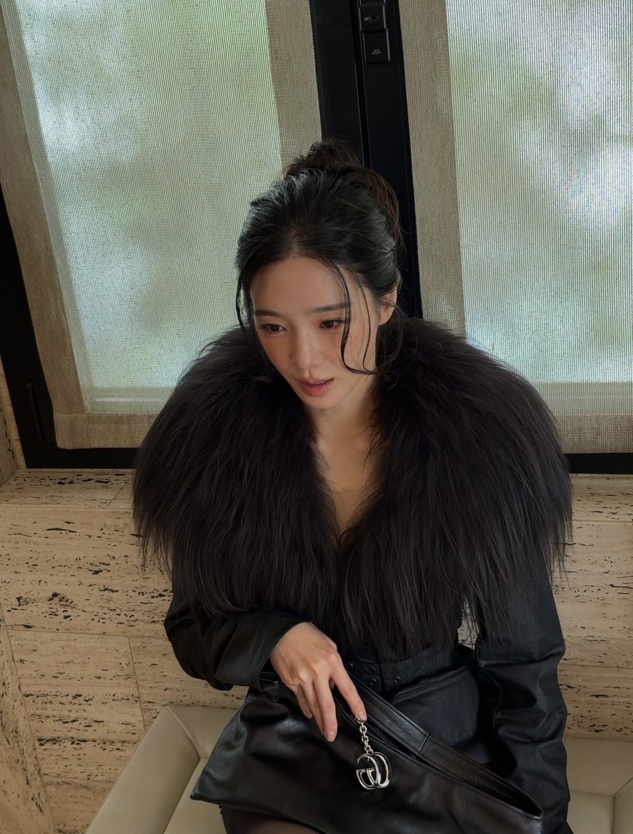 fresaxsiempre98's tweet photo. 🖤🐦‍⬛

[instagram 📸]

#ParkGyuYoung #GucciTheStoreShow #MFW #GucciSS27xParkGyuyoung #Gucci @gucci #박규영 #parkgyuyoung #ParkGyuyoungxGucci #GucciSS27 https://t.co/IPaANrSwDl