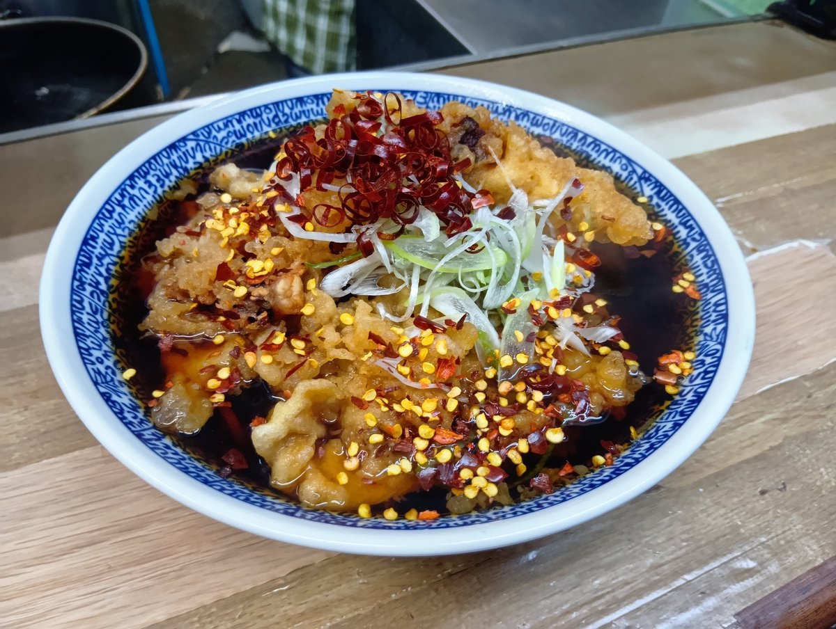 vibramute1's tweet photo. 今朝は土曜日、7時30分過ぎに六文そば中延店さんへ。店内既にほぼ満席で注文待ち状態、土曜日なのでゲソ天は3個載せて頂きましたが、やはり朝のゲソ天は大きいですしゲソの量も多目です。直径21.5cmの大きなラーメン丼でも少々窮屈な感じがします。続く
＃路麺 #立ち食いそば https://t.co/1g5iy95gUO