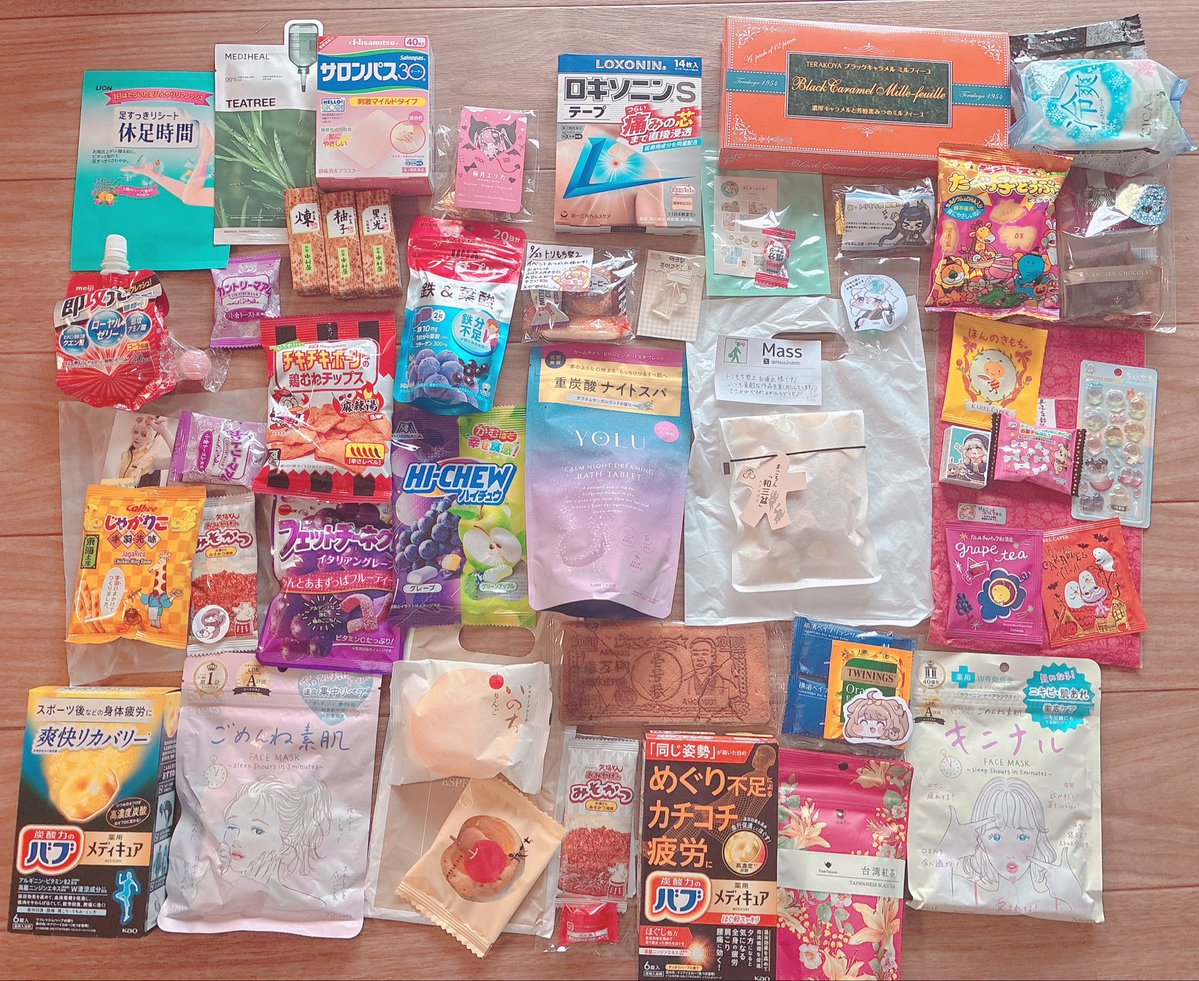 pikotuin's tweet photo. トリもち祭の戦利品といただいた差し入れです！(*^◯^*)
戦利品はこんなにあるとは…！！！（買いすぎィ！w）

差し入れもたっくさん！！😳😳
ありがとうございます、差し入れいただいた時のお返しのお菓子が途中なくなってしまってすみません😭全て大切に原稿のお供に消費させていただきます、そしてこれに見合った作家になれるようこれからも精進したいと思います🙇‍♀️ほんとうにありがとうございました！（土下座）#トリもち祭２