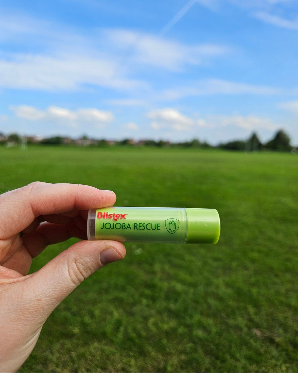 williamgarw40w's tweet photo. Out and about today? Don’t let dry air ruin your vibe. Blistex Jojoba Rescue uses natural jojoba oil to create a protective moisture barrier against wind, sun, and office air conditioning. Simple, soothing, and pocket-sized. https://t.co/jsTAJU6DDw