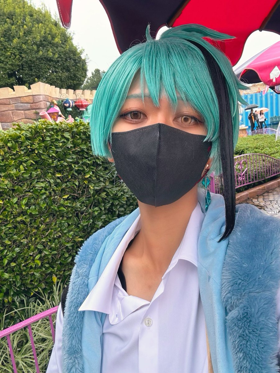 si_desu2's tweet photo. 🦈🦈
雨から逃げるためにもうアリスに逃げます
開店待ち〜

 #Dハロツイステ https://t.co/4iQUjhOvGE