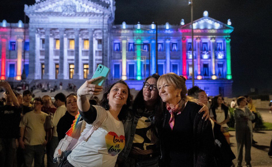 compresidencia's tweet photo. 🏳️‍🌈 Detrás de cada derecho hay una respuesta a una desigualdad histórica.

Una nueva edición de la Marcha de la Diversidad reunió a miles de personas bajo la consigna “Vivir con dignidad, existir con orgullo”. 

La presidenta de la República en ejercicio, Carolina Cosse, acompañó la movilización y destacó la importancia de defender los derechos conquistados.

🎯 En diciembre se convocará a la sociedad civil para la elaboración del Plan Nacional de Derechos Humanos.

🔗 https://t.co/zYVtKdhLPu