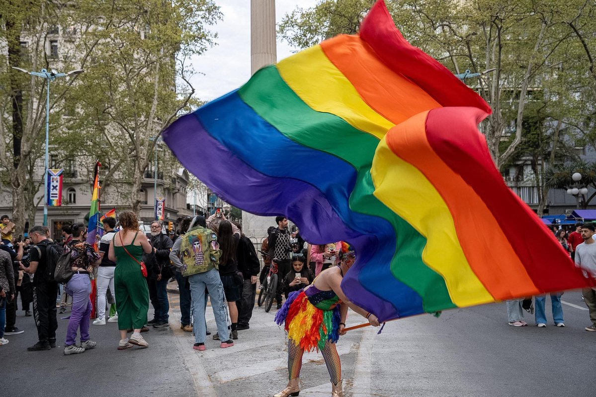 compresidencia's tweet photo. 🏳️‍🌈 Detrás de cada derecho hay una respuesta a una desigualdad histórica.

Una nueva edición de la Marcha de la Diversidad reunió a miles de personas bajo la consigna “Vivir con dignidad, existir con orgullo”. 

La presidenta de la República en ejercicio, Carolina Cosse, acompañó la movilización y destacó la importancia de defender los derechos conquistados.

🎯 En diciembre se convocará a la sociedad civil para la elaboración del Plan Nacional de Derechos Humanos.

🔗 https://t.co/zYVtKdhLPu
