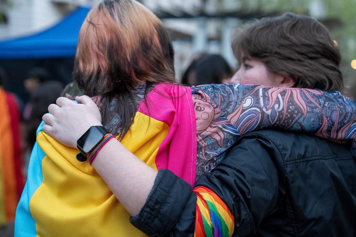 compresidencia's tweet photo. 🏳️‍🌈 Detrás de cada derecho hay una respuesta a una desigualdad histórica.

Una nueva edición de la Marcha de la Diversidad reunió a miles de personas bajo la consigna “Vivir con dignidad, existir con orgullo”. 

La presidenta de la República en ejercicio, Carolina Cosse, acompañó la movilización y destacó la importancia de defender los derechos conquistados.

🎯 En diciembre se convocará a la sociedad civil para la elaboración del Plan Nacional de Derechos Humanos.

🔗 https://t.co/zYVtKdhLPu