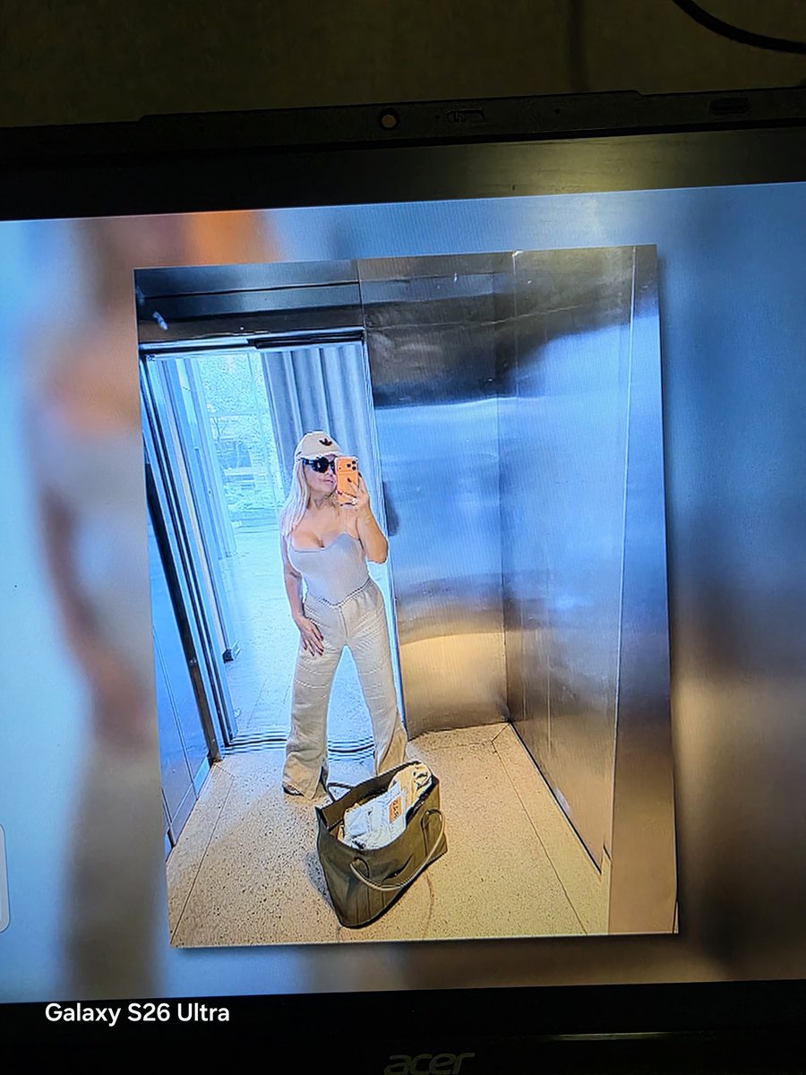 Ojocritico33's tweet photo. Matilda blanco le dice que tenga cuidado con el photoshop a la mamá de Wanda xq el ascensor está deforme jajajaja. Que caradura Nora dice "no uso filtros". Angel le dice: te agarrò el celu Wanda 🤣🤣🤣 #lam https://t.co/GnHV71Uso4