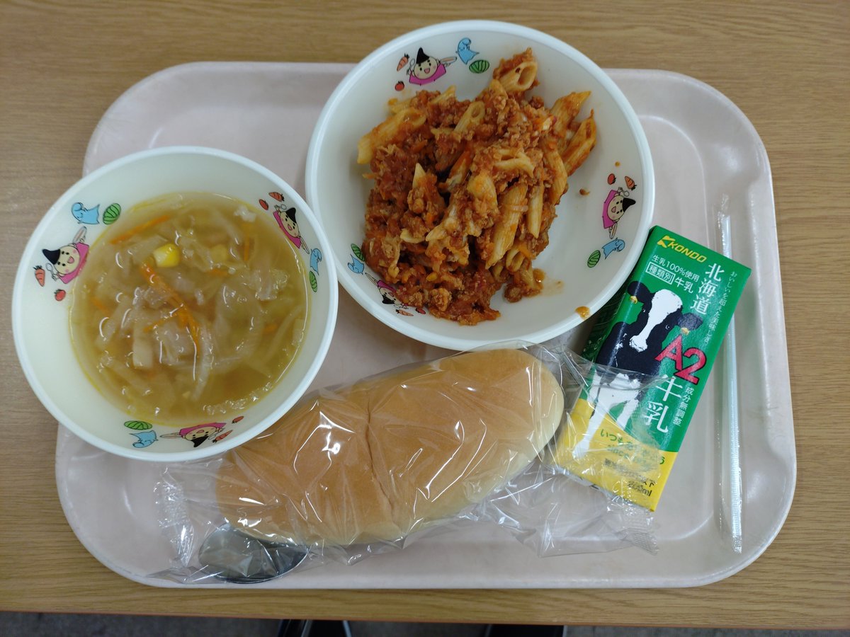 smilexissue's tweet photo. 一昨日は小学校支援。毎週のように行っている小学校。子どもたちも少しずつ成長しているのをすごく感じる。
そんな中、連休明けのせいか表情が硬く、暗い表情をしている子もいろんな学年にいた。

体づくりの授業は三コマさせていただき、そんな中でも子どもの様子をしっかり読み取る。
でも、どんどんその子らしく成長していってることを感じ、先生方の中でも学習の進め方でも、要点をしぼって、許容が広がっていくことをすごく感じる。

5年生の体づくりでは「感じること」をフォーカスして、いろんな感度を上げながらの体づくり周りにも自分にも矢印を向け心身の感覚を高める
それをしっかり学びにつなげることが大切。
高学年は楽しいで終わらせず学びに繋げる関わりを。

#小学校に理学療法士
#学校作業療法
#学校支援
#スクールトレーナー
#理学療法士
#言語聴覚士
#先生のみかた
#子どものみかた
#みんなのみかた
#不器用
#居場所づくり
#身体作り