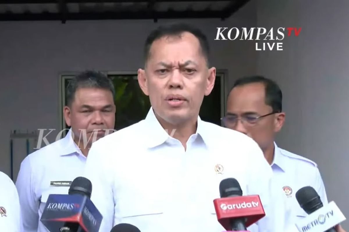 LambeSahamjja's tweet photo. Guys, ada satu drama di Lapas Cibinong yang alurnya kalau gue ceritain ini bukan film, ini nyata. Dan yang bikin gue geleng-geleng bukan cuma soal apa yang ditemukan tapi soal apa yang tiba-tiba tidak ditemukan ketika pejabat datang menyidak.

Beberapa hari lalu, Ombudsman melakukan inspeksi mendadak ke Lapas Kelas IIA Cibinong. Dan yang mereka temukan bukan sel penjara biasa. Yang mereka temukan adalah hunian yang kondisinya mirip apartemen lengkap dengan sofa, meja, TV, kulkas dua pintu, kitchen set, dispenser, kasur, dan AC.

Di dalam penjara.

Untuk narapidana.

Dan lapas ini bukan lapas sembarangan. Di sini ada nama-nama besar yang sudah familiar di telinga publik Ferdy Sambo, Harvey Moeis, dan beberapa napi kelas kakap lainnya.

Video temuan Ombudsman itu langsung viral. Publik marah. Pertanyaannya cuma satu: fasilitas seperti itu untuk siapa? Karena kalau untuk napi biasa yang tidur berdesakan di sel sempit itu jelas bukan untuk mereka.

Lalu pemerintah bergerak. Menteri Imigrasi dan Pemasyarakatan Agus Andrianto dan Kepala Bappisus Aris Marsudiyanto datang melakukan sidak. Turun langsung ke lapangan. Kelihatan serius.

Dan yang mereka temukan? Perabotan sudah kosong.

AC yang ada di video Ombudsman? Sudah dicopot. Alasannya kata Kalapas: "Sedang rusak, Bapak."

Rumah yang di video Ombudsman penuh furnitur mewah? Waktu disidak pejabat sudah tidak ada apa-apa.

Coba kita berpikir jernih sebentar.

Ombudsman datang ada sofa, TV, kulkas dua pintu, AC, kitchen set lengkap.

sehari kemudian pejabat datang sidak perabotan kosong, AC rusak.

Tidak perlu jadi detektif untuk membaca situasi ini. Barang-barang itu tidak menguap sendiri. Tidak ada angin ribut yang tiba-tiba menyapu furnitur keluar dari ruangan. Antara kunjungan Ombudsman dan kunjungan menteri ada yang bergerak cepat membersihkan barang buktinya.

Dan penjelasan resminya bikin gue makin geleng-geleng. Aris bilang klaster perumahan itu memang untuk karyawan lapas bukan untuk napi. Tapi kemudian dia juga bilang bahwa terkadang warga binaan diberi tugas untuk membersihkan rumah-rumah itu.

Jadi narapidana bisa masuk ke perumahan ber-AC dengan kulkas dua pintu dan kitchen set untuk bersih-bersih.

Terima kasih atas penjelasannya.

Dan ini yang paling menohok dari seluruh kejadian ini bukan soal siapa yang pakai fasilitas itu. Bukan soal apakah itu memang untuk karyawan atau untuk napi berbayar. Yang paling menohok adalah betapa cepatnya "bukti" bisa hilang begitu ada sidak resmi yang datang.

Ini bukan pertama kali. Sebelum Lapas Cibinong, Ombudsman pernah menemukan sel mewah Setya Novanto. Polanya selalu sama: ditemukan, viral, disidak, sudah bersih, penjelasan keluar, kasus meredup.

Dan sementara itu di luar lapas, orang-orang yang mencuri Rp229 juta buat bayar website desa tidur di sel sempit bersama puluhan orang lain. Sementara di dalam lapas yang sama, ada yang bisa tidur di ruangan ber-furnitur lengkap sambil menonton TV.

Hukum yang sehat seharusnya berlaku sama untuk semua orang bukan tergantung seberapa tebal dompet dan seberapa panjang koneksi yang dimiliki.

Tapi di Indonesia bahkan di balik jeruji besi pun, ketidaksetaraan itu tetap berjalan. Hanya saja lebih rapi, lebih tertutup, dan lebih mudah "dibersihkan" ketika kamera datang.