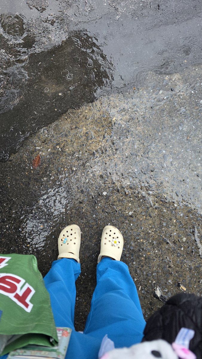 Poppeye_7's tweet photo. ไม่ว่าจะเกิดภัยพิบัติอะไร ชั้นก็ต้องออกมาทำงาน จะถึง รพ. กี่โมง 😭☔️
#ฝนตกหนัก https://t.co/sRnX7s6GaC